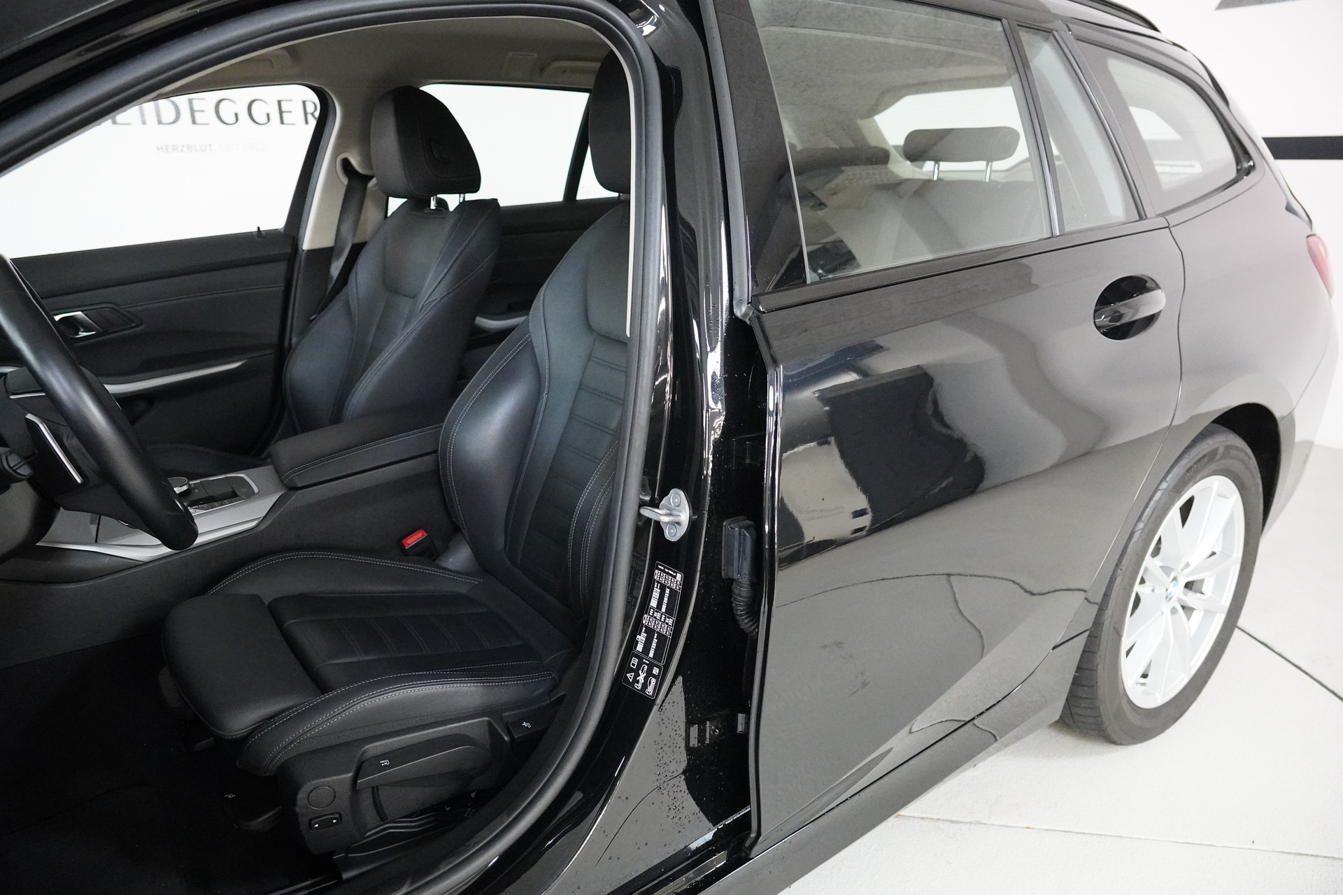 BMW 320d xDrive 48V Touring Steptronic-image-11