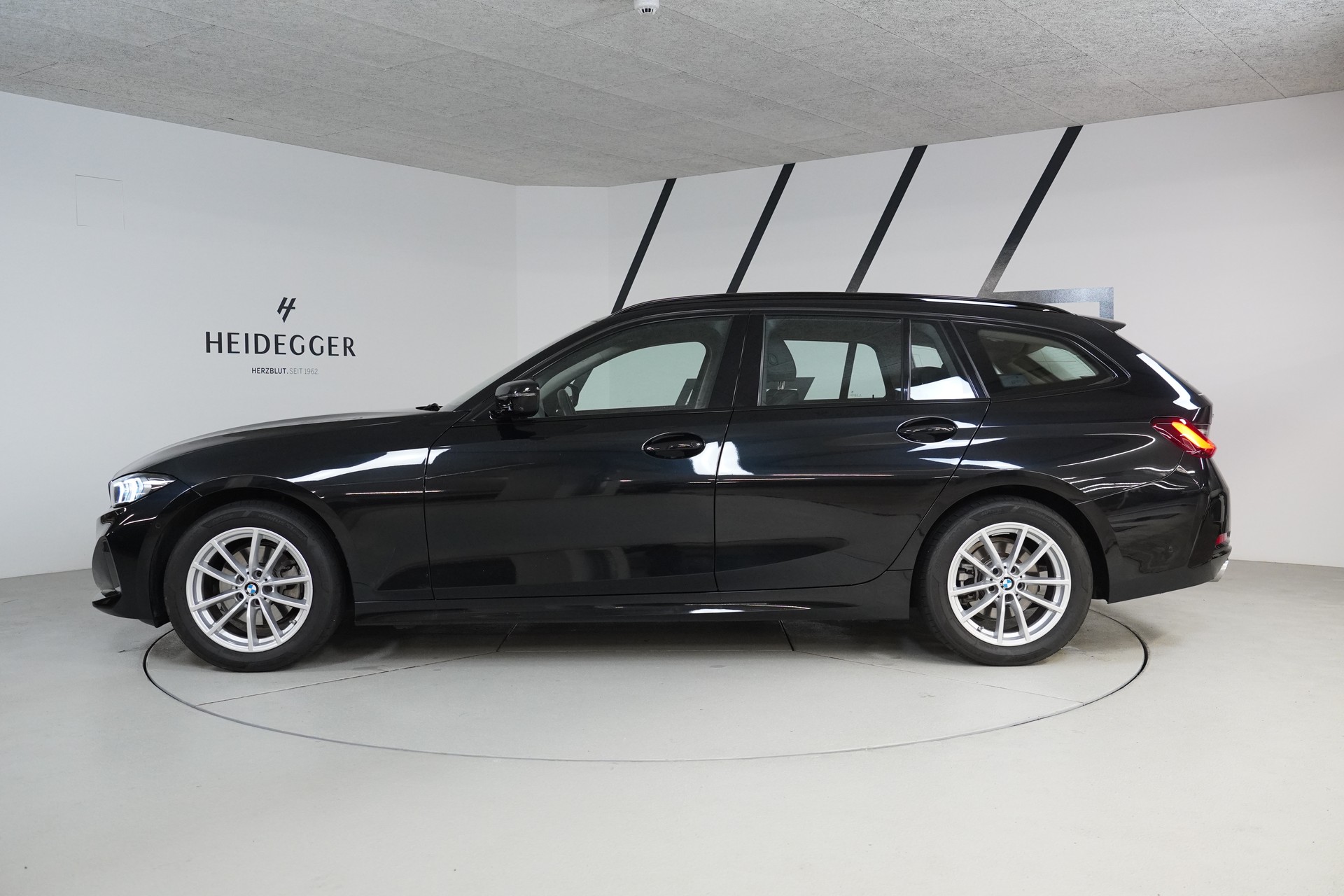 BMW 320d xDrive 48V Touring Steptronic-image-3