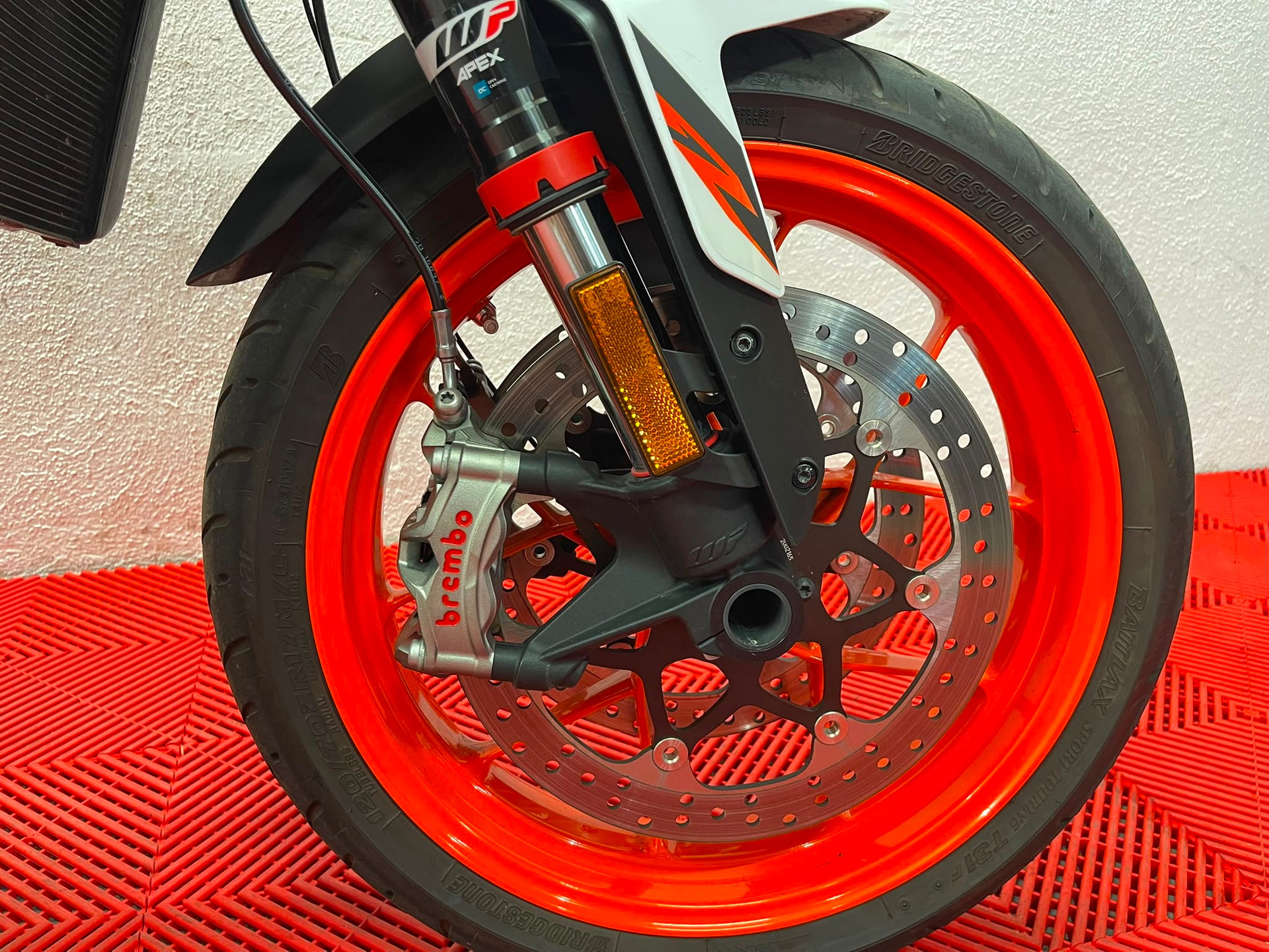 KTM 890 Duke R-image-7