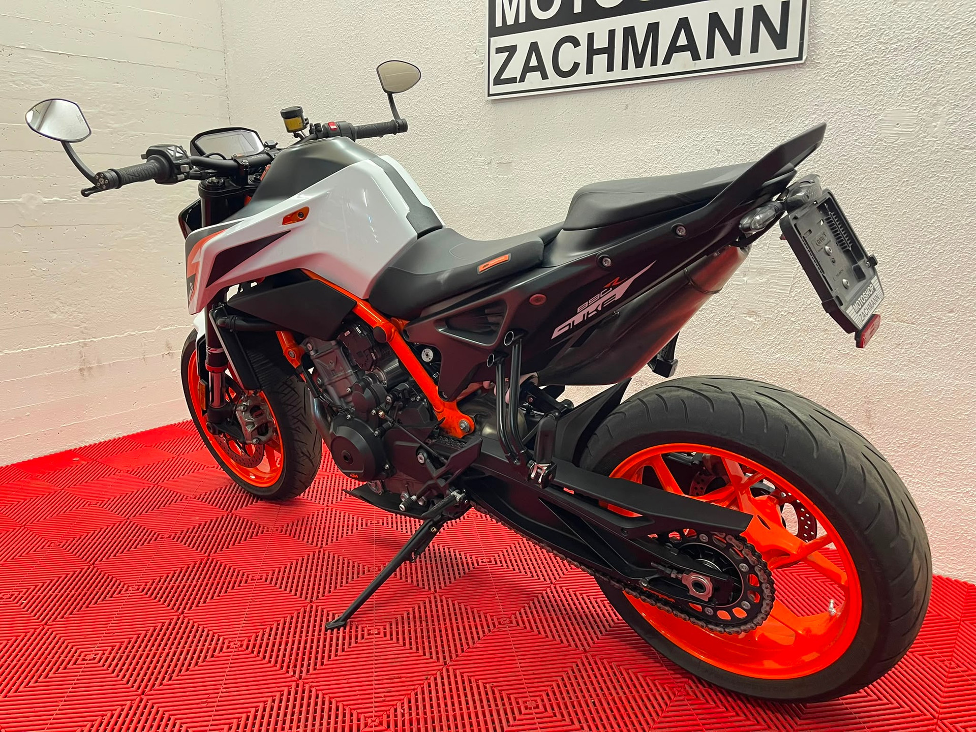 KTM 890 Duke R-image-11