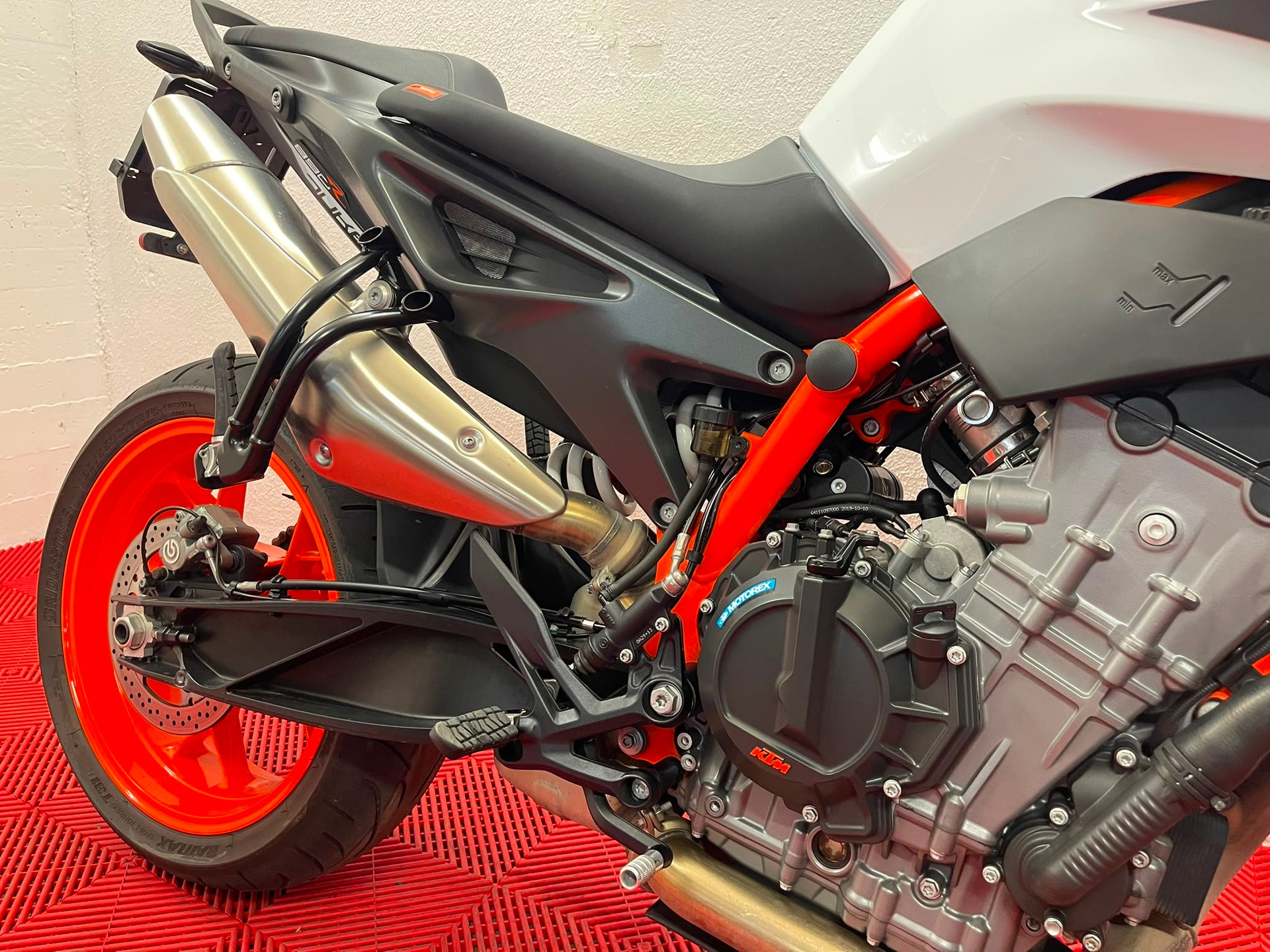 KTM 890 Duke R-image-8