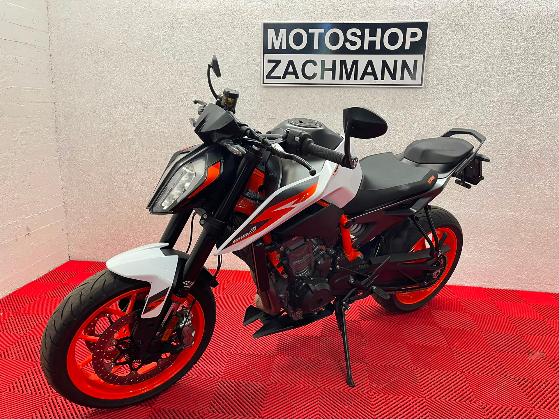 KTM 890 Duke R-showroom-element-2