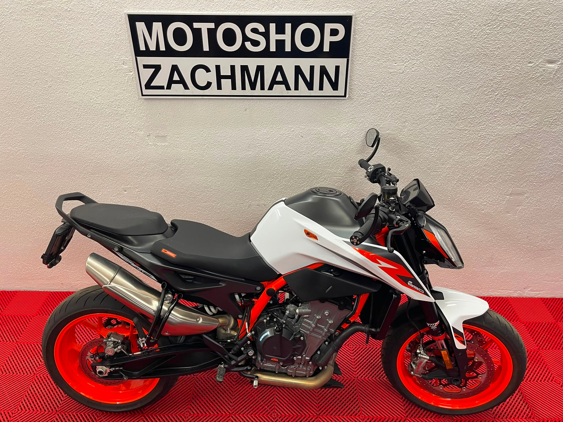 KTM 890 Duke R-image-10