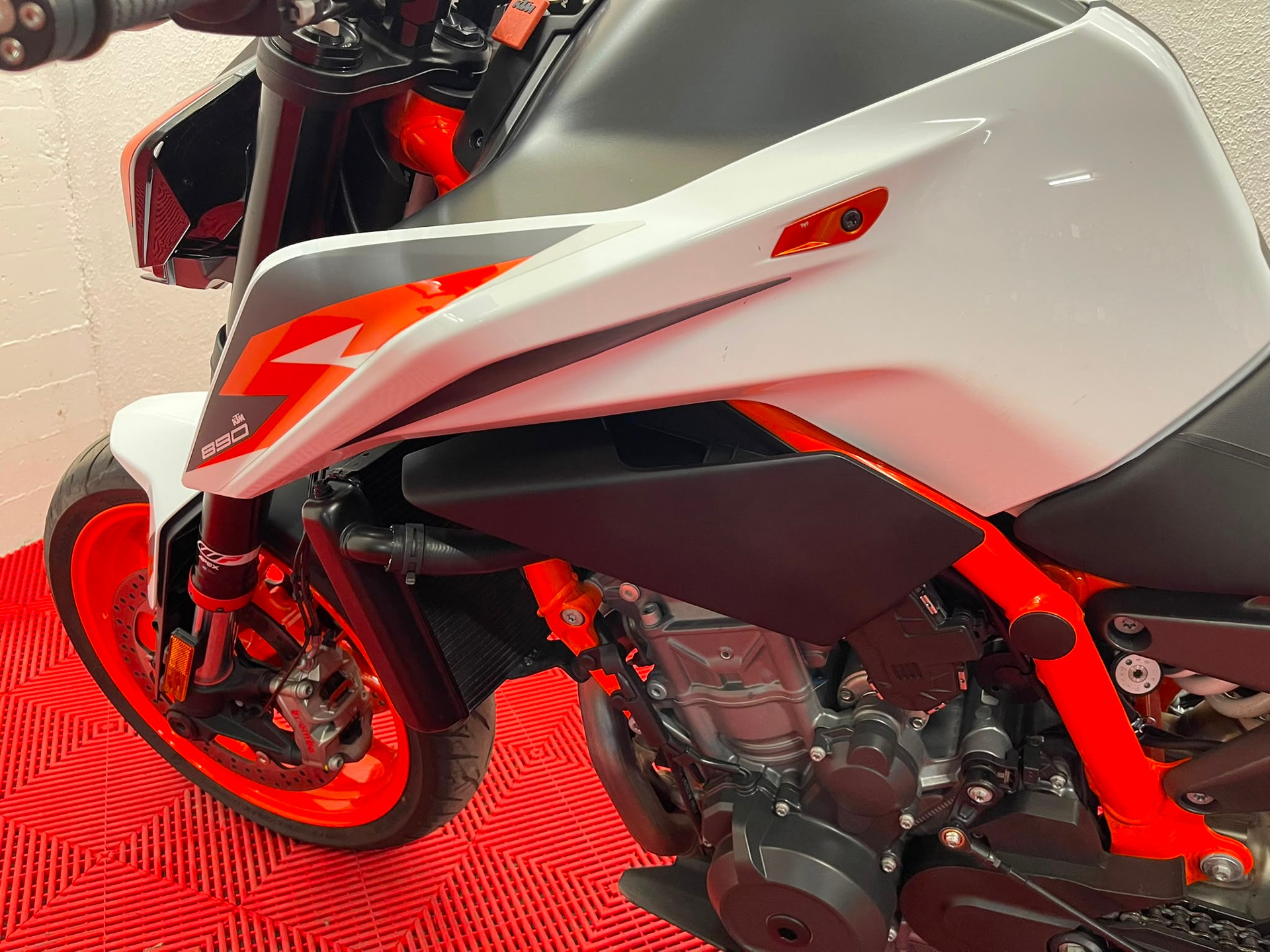 KTM 890 Duke R-image-5