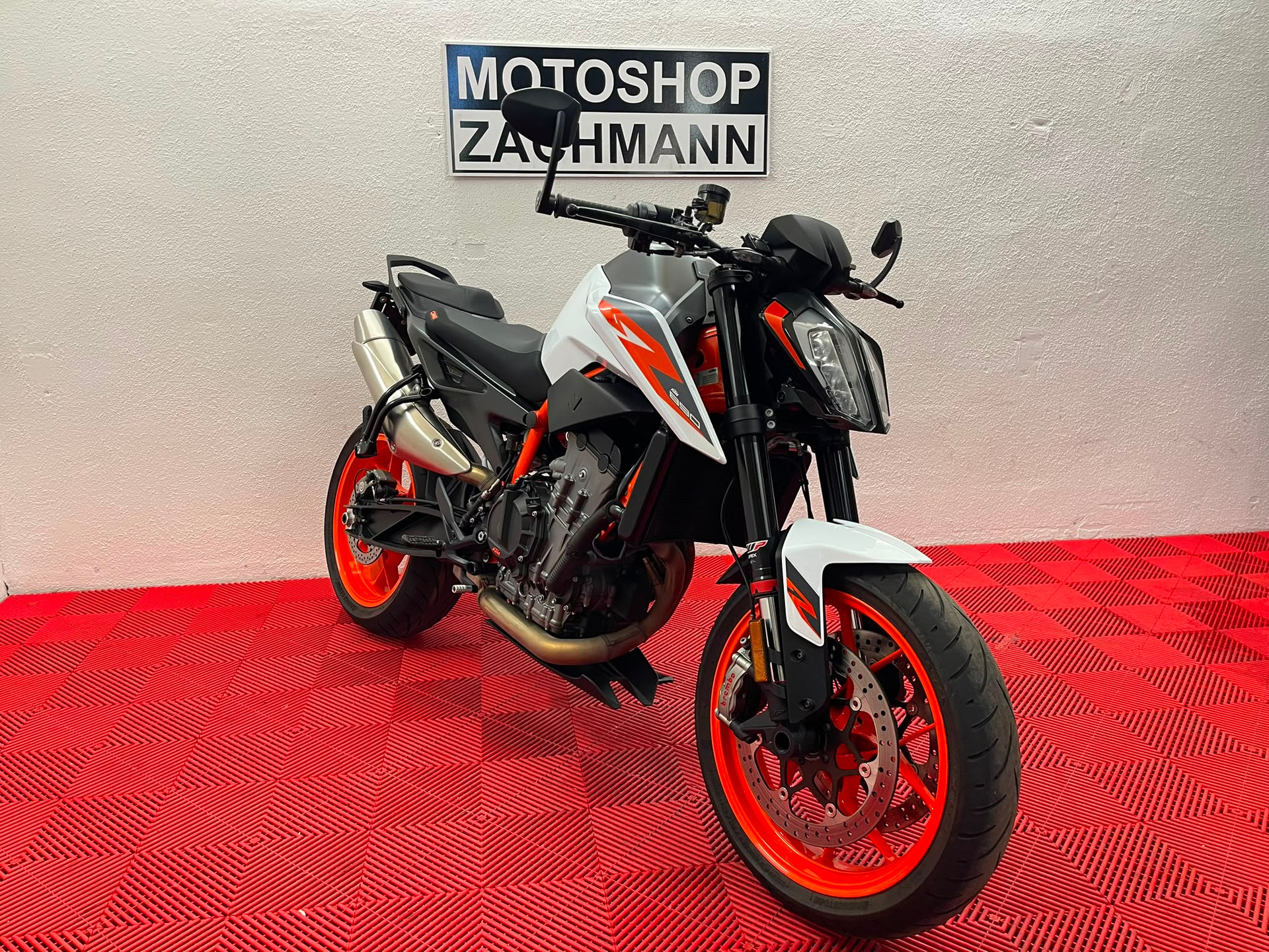 KTM 890 Duke R-showroom-element-1
