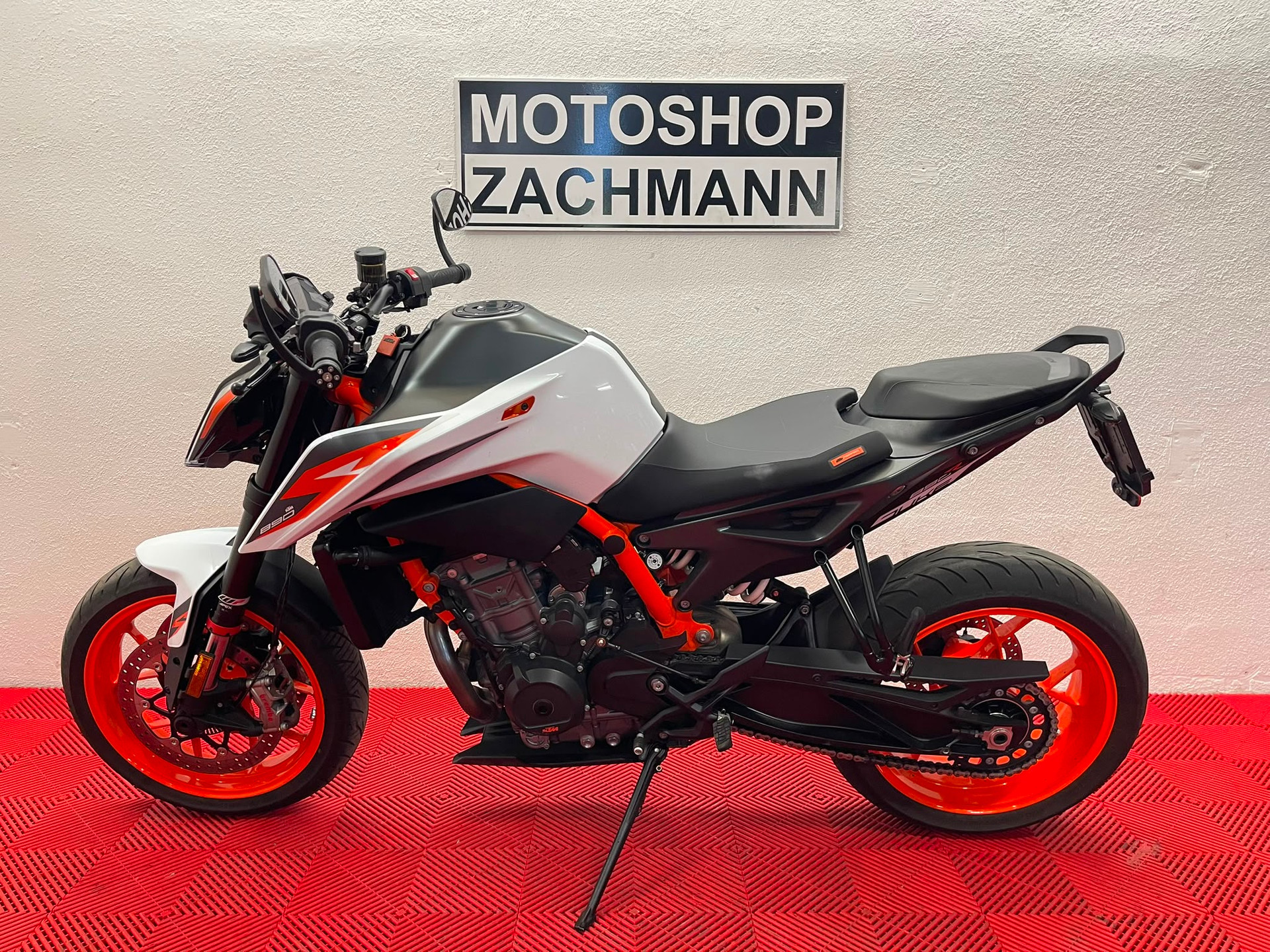 KTM 890 Duke R-showroom-element-3