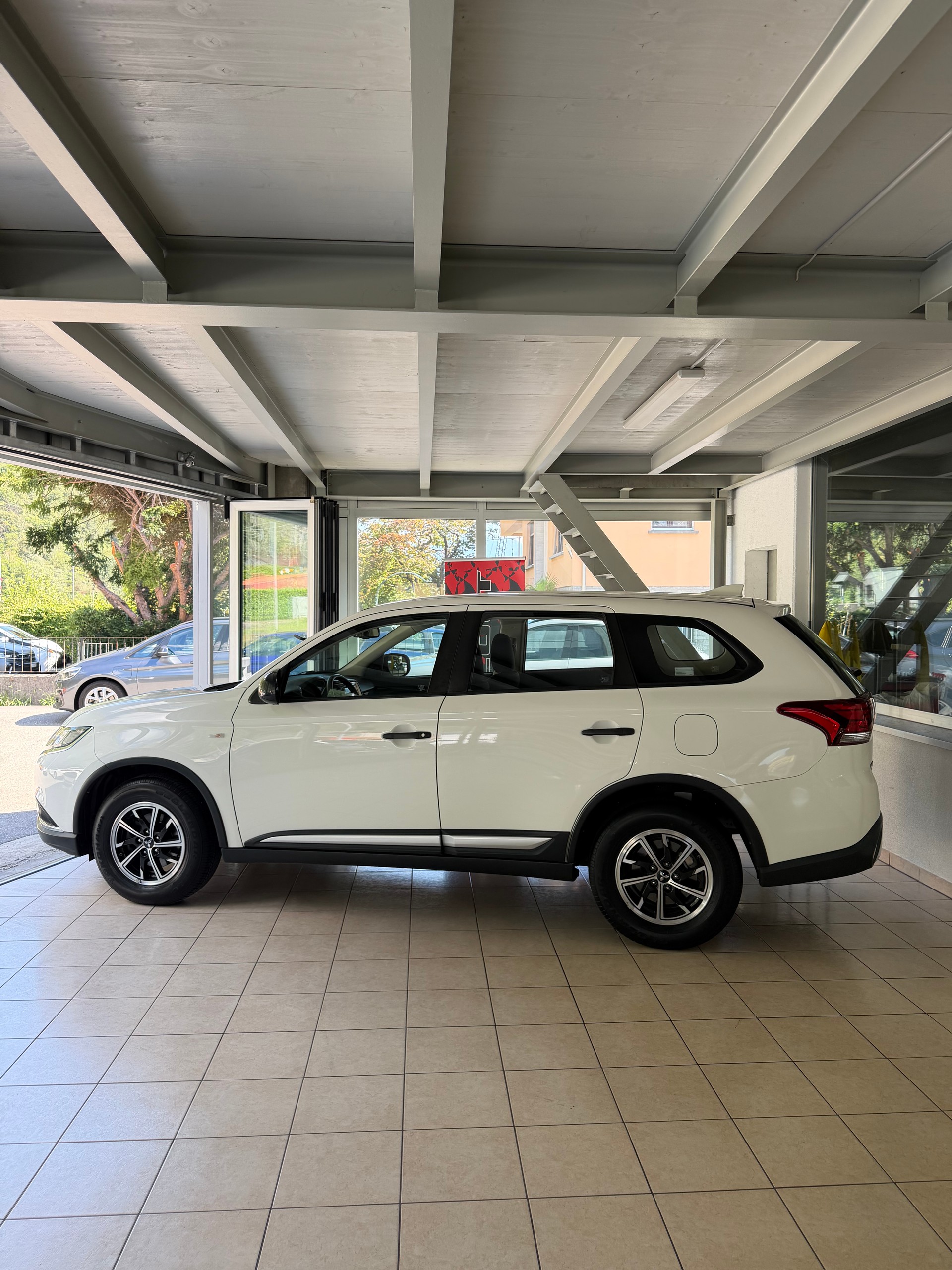 MITSUBISHI Outlander 2.0 Pure 2WD-image-2