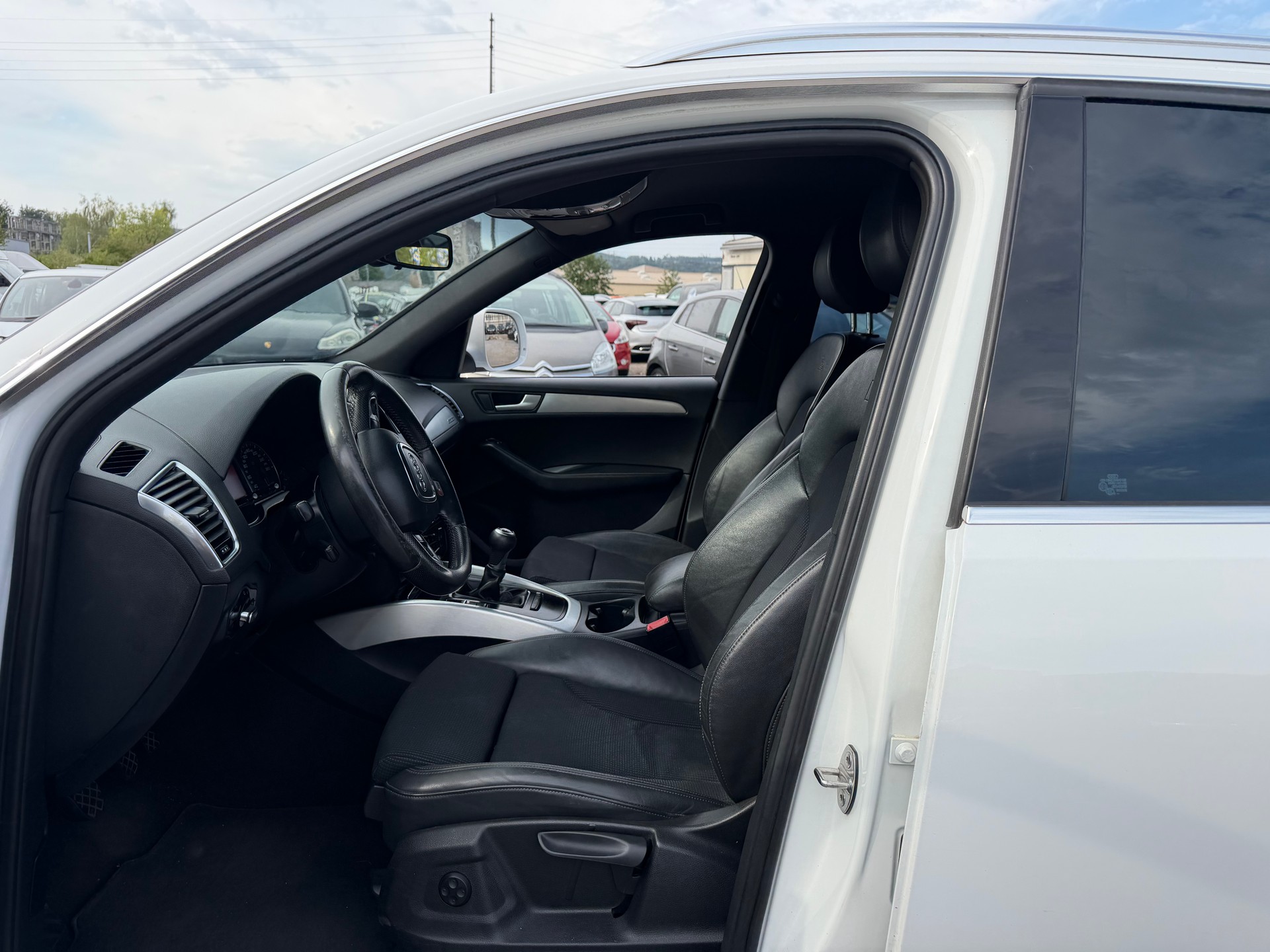 AUDI Q5 2.0 TDI quattro-image-11