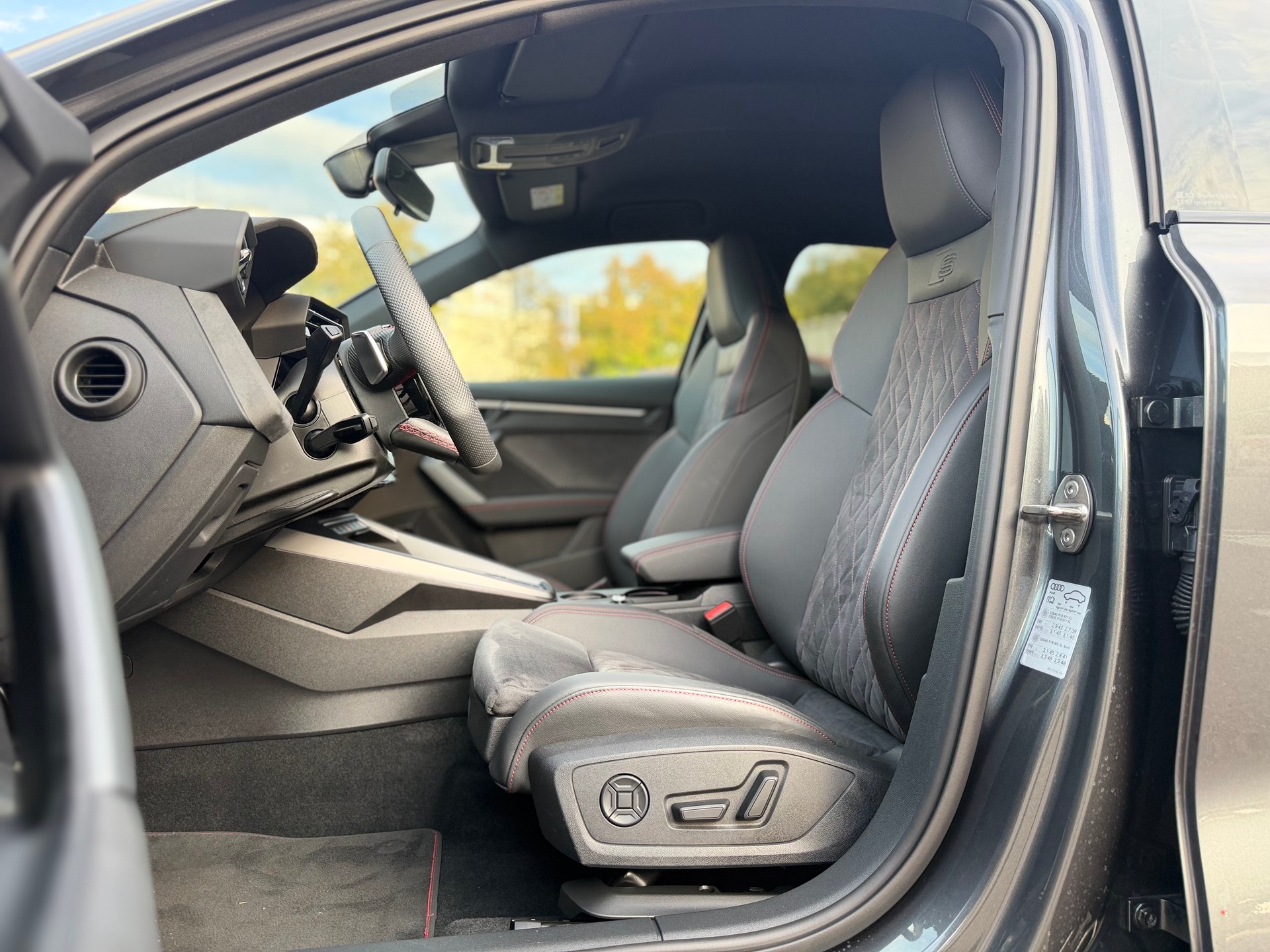 AUDI S3 Sportback TFSI quattro S-tronic-image-12