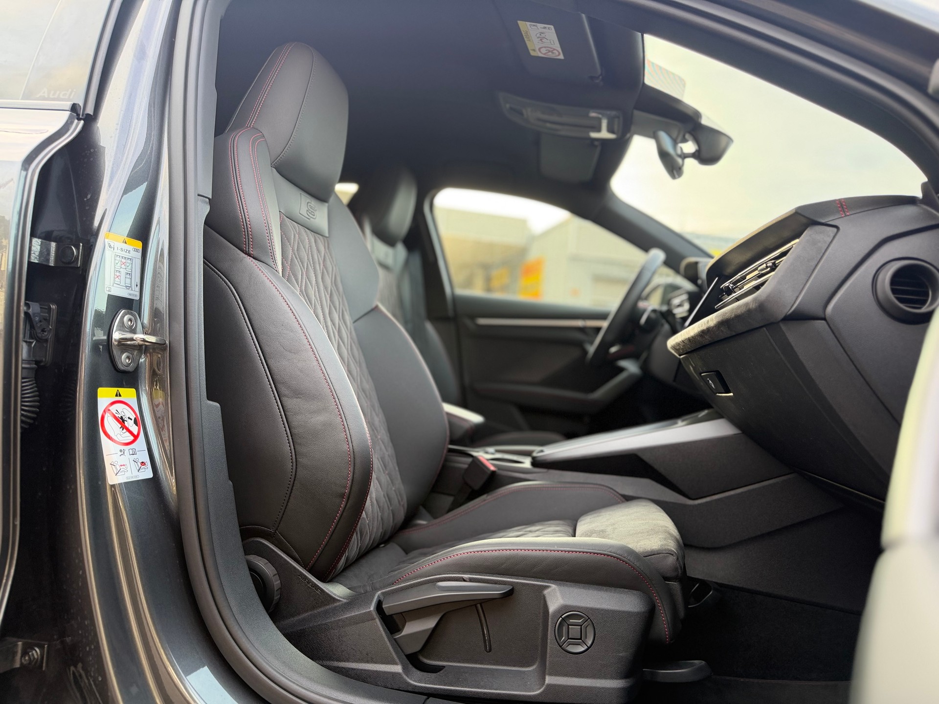 AUDI S3 Sportback TFSI quattro S-tronic-image-13