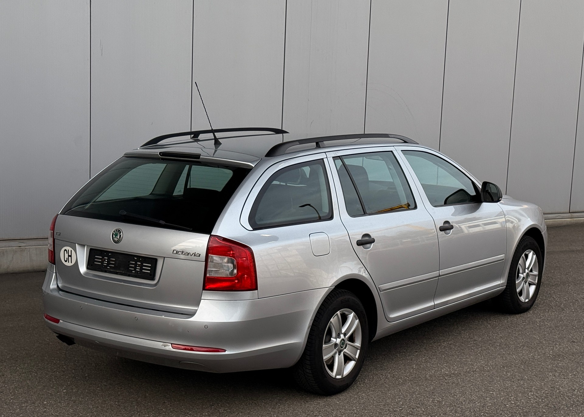 SKODA Octavia Combi 1.4 TSI Classic-image-4
