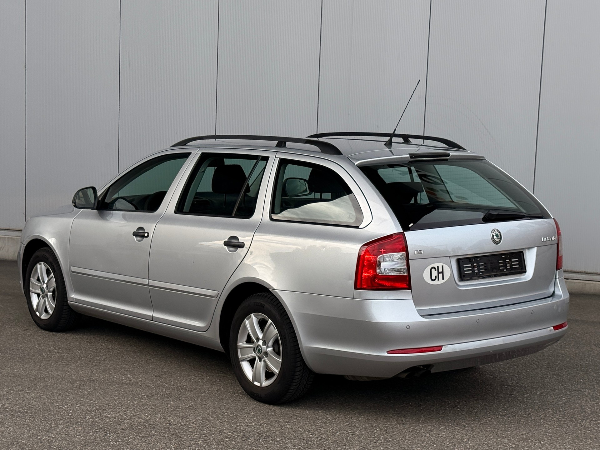 SKODA Octavia Combi 1.4 TSI Classic-image-2
