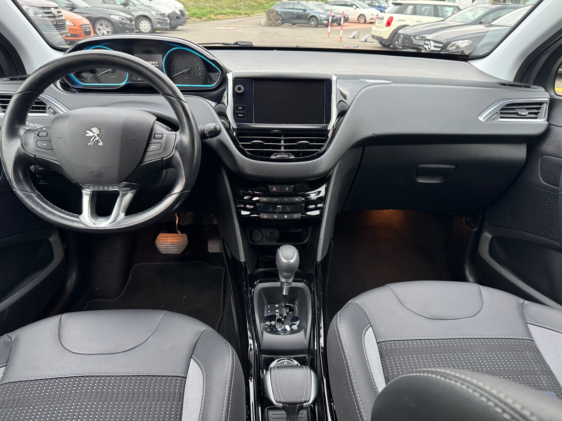 PEUGEOT 2008 1.2 PureTech Allure EAT6-image-15