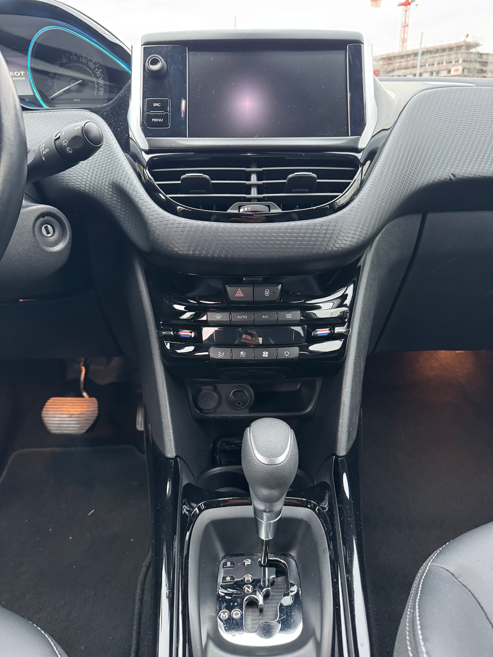 PEUGEOT 2008 1.2 PureTech Allure EAT6-image-14