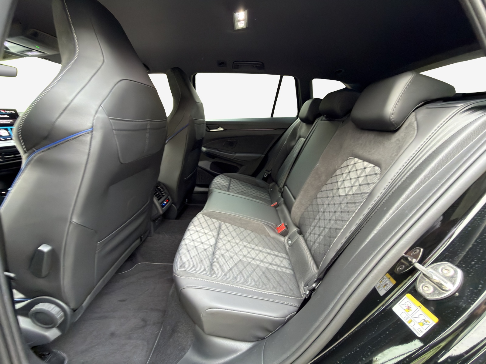 VW Golf Variant 2.0 TSI R-Line DSG 4 Motion-image-11