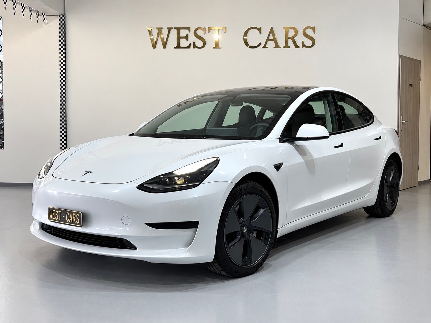 TESLA Model 3-image-0