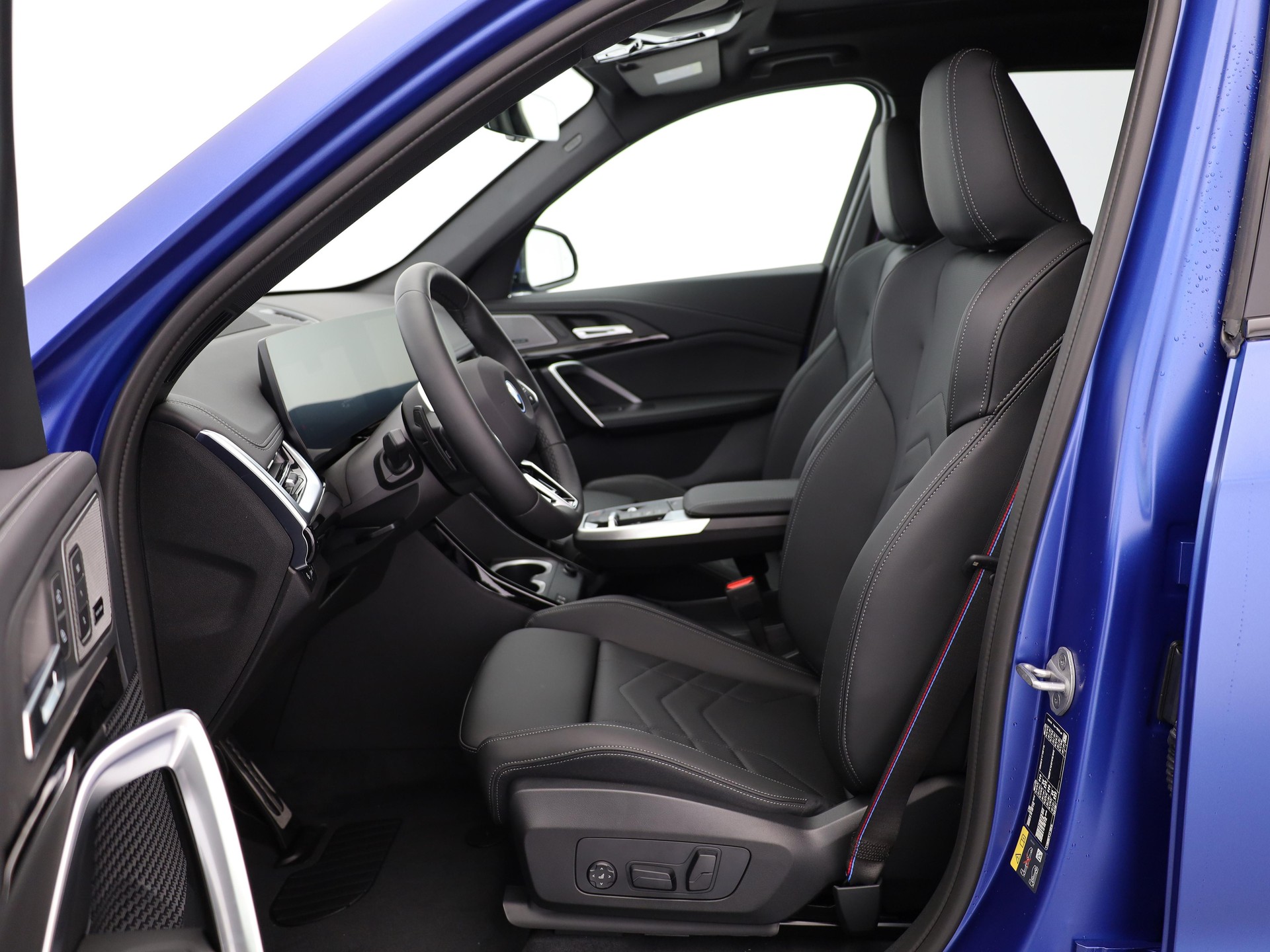 BMW iX1 30 xDrive-image-3