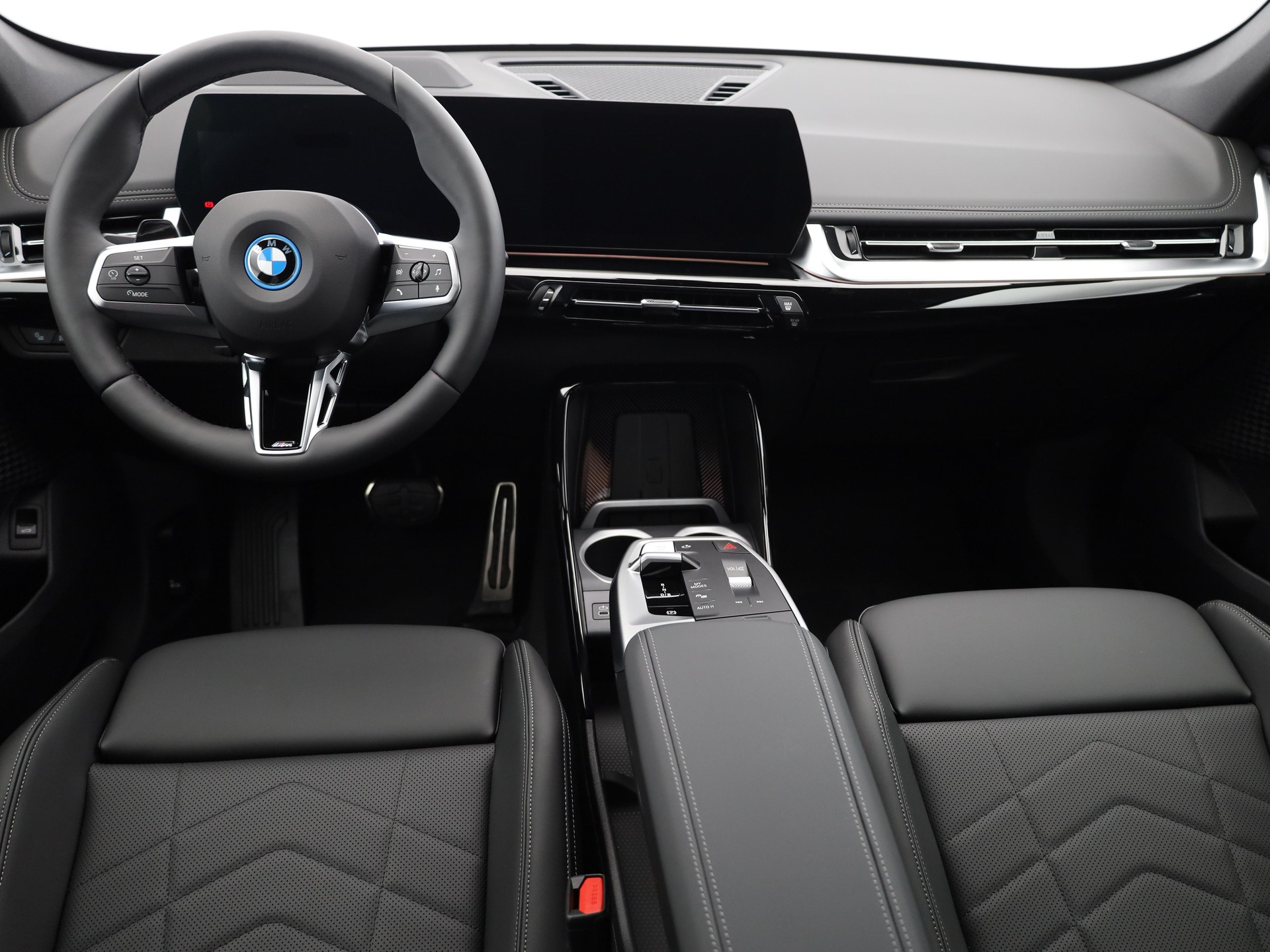BMW iX1 30 xDrive-image-4
