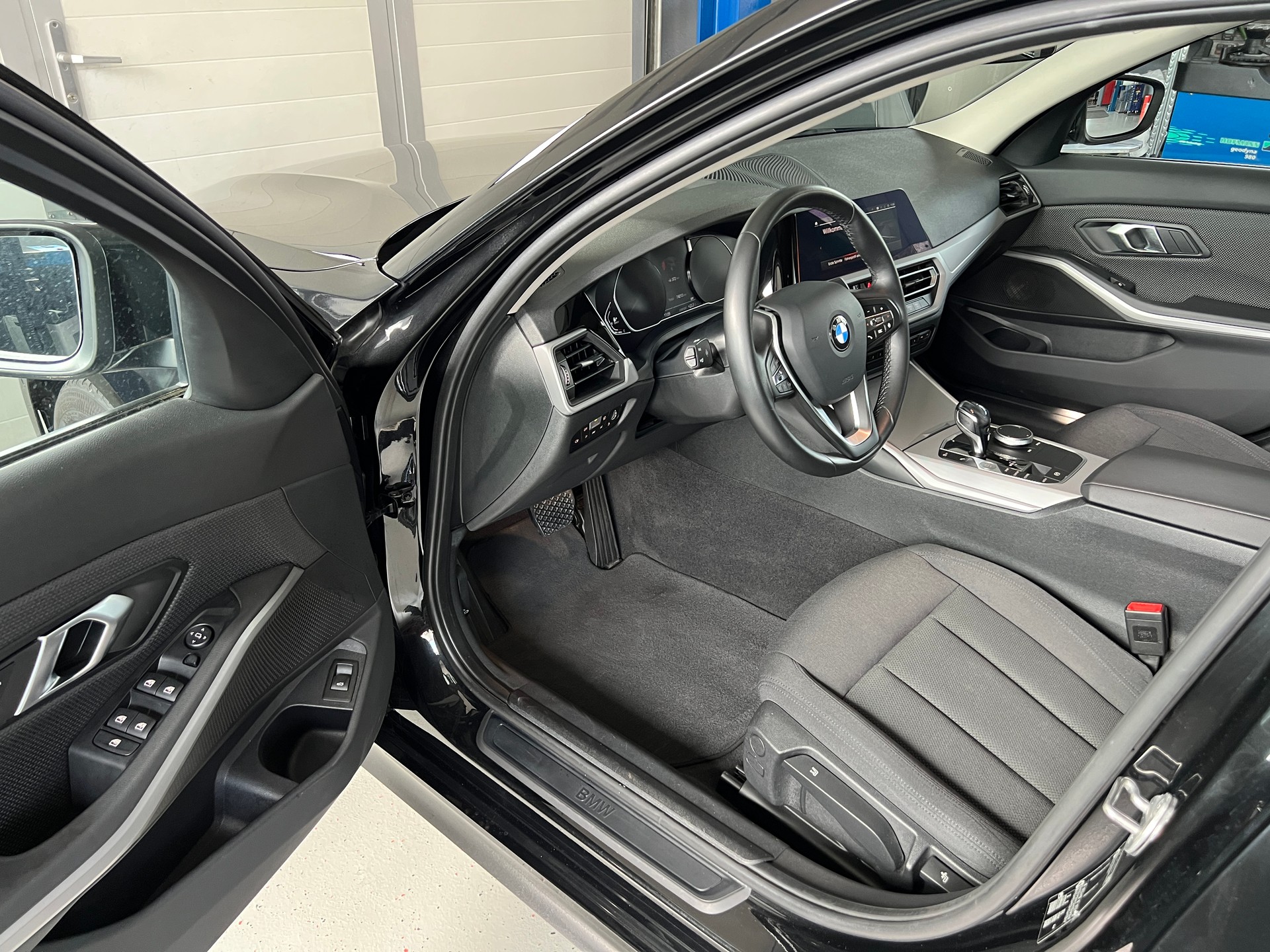 BMW 318d 48V Touring Steptronic-image-4