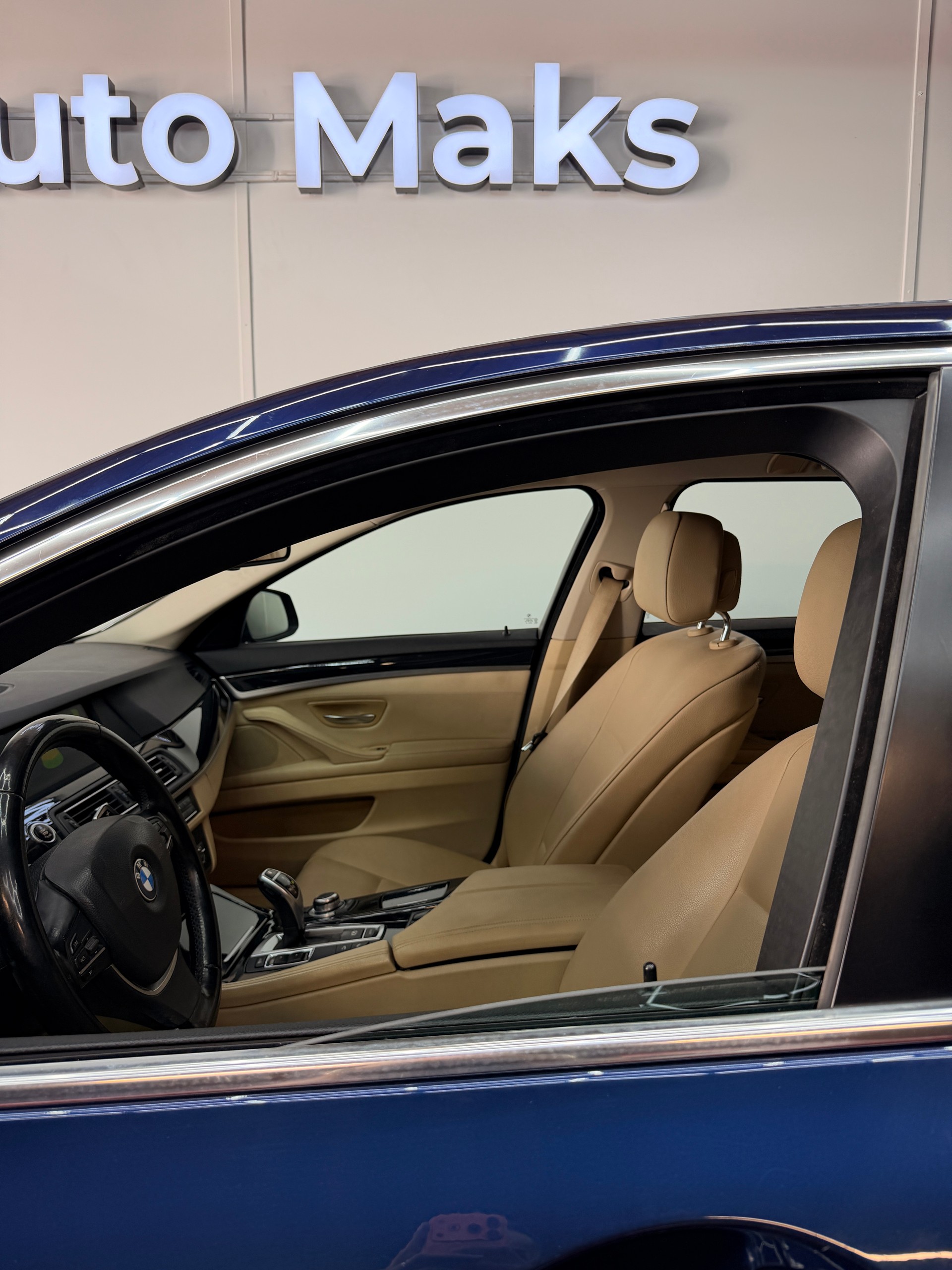 BMW 528i xDrive Touring Steptronic-image-10