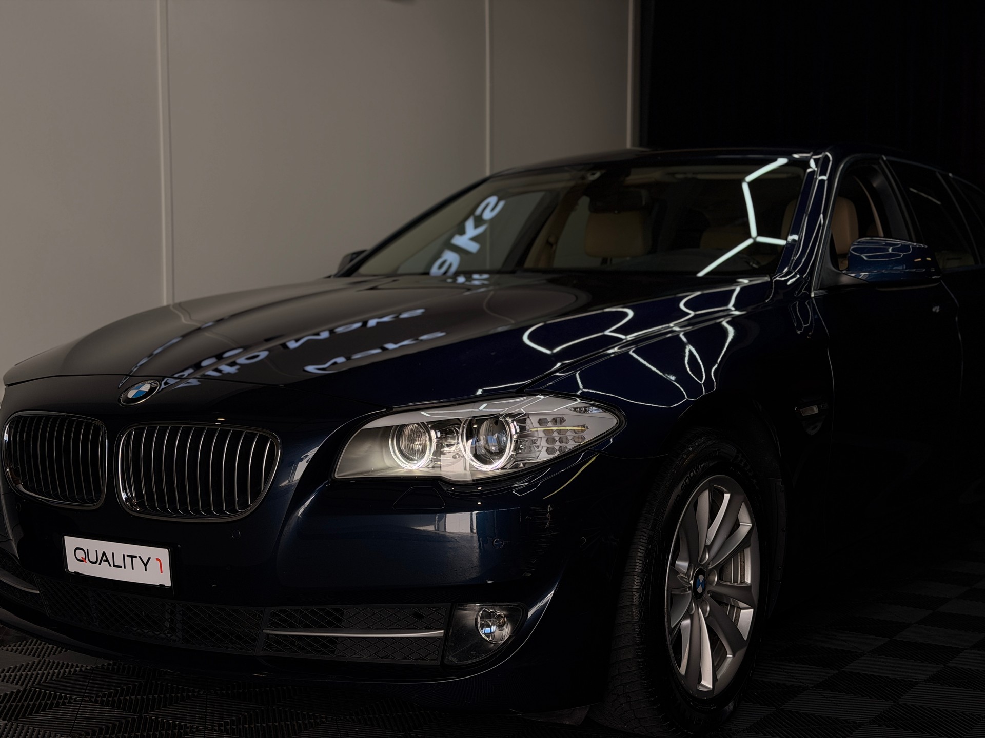 BMW 528i xDrive Touring Steptronic-showroom-element-1