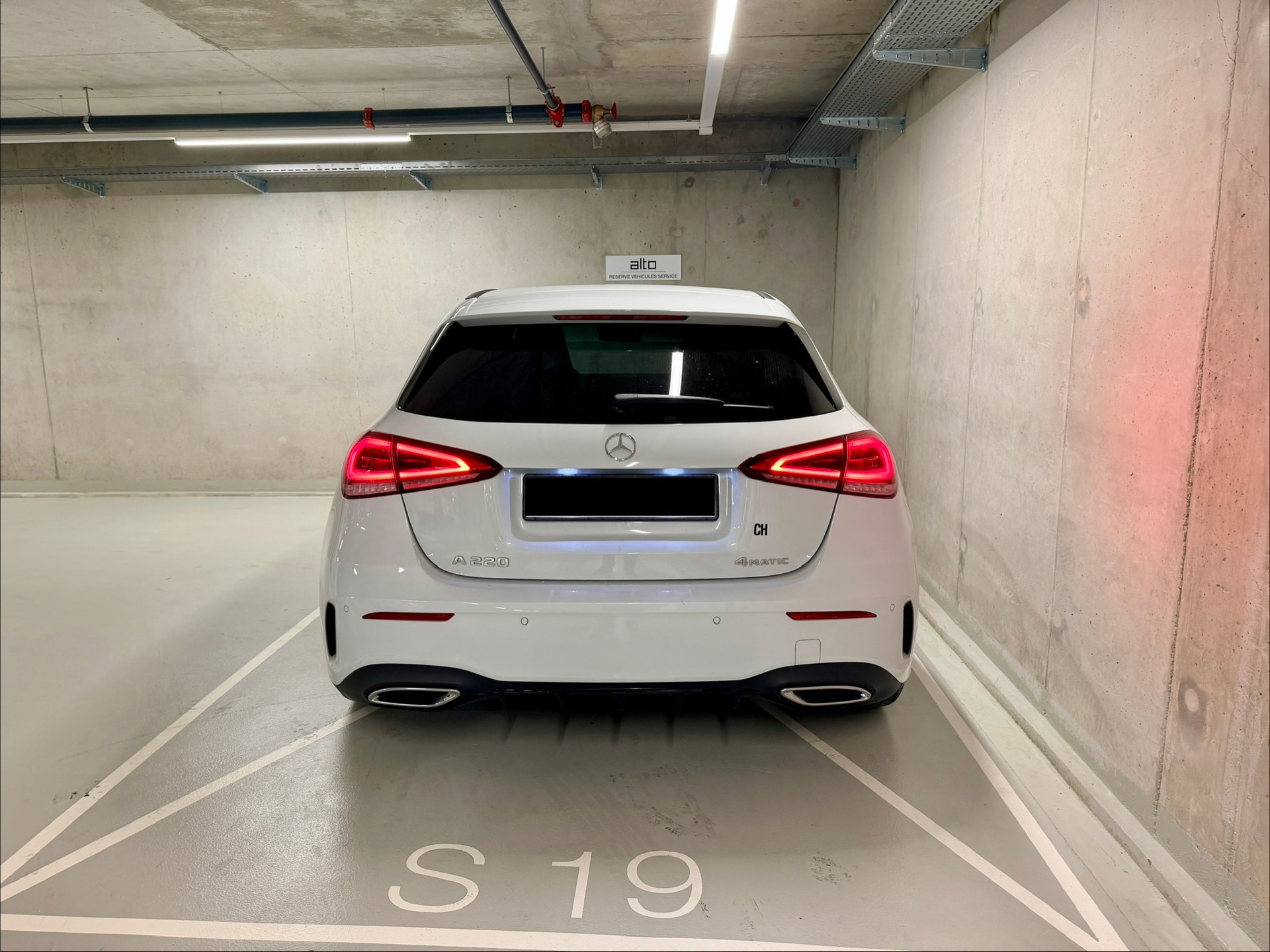 MERCEDES-BENZ A 220 AMG Line 7G-DCT 4Matic-image-3