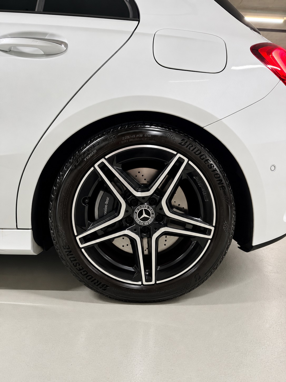 MERCEDES-BENZ A 220 AMG Line 7G-DCT 4Matic-image-23
