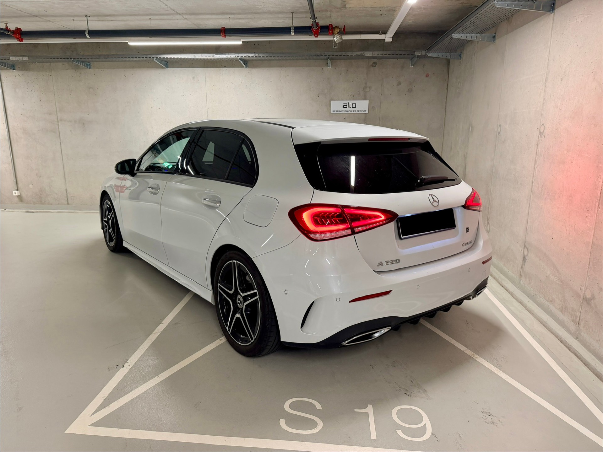 MERCEDES-BENZ A 220 AMG Line 7G-DCT 4Matic-image-2
