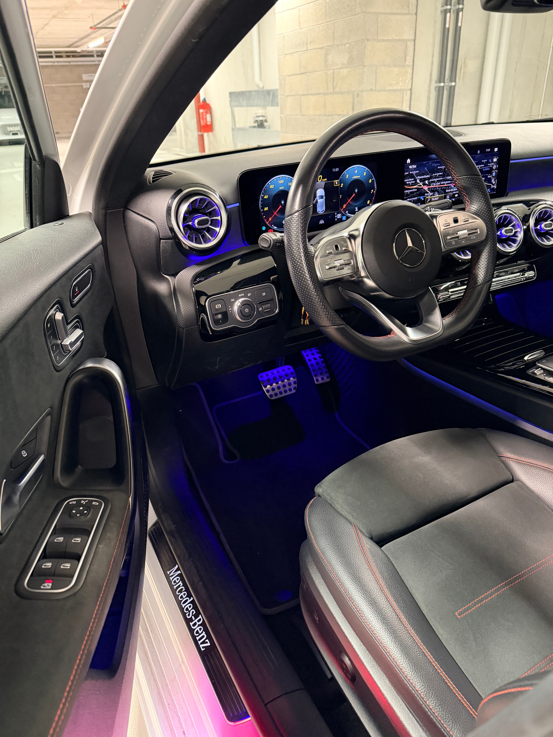 MERCEDES-BENZ A 220 AMG Line 7G-DCT 4Matic-image-8