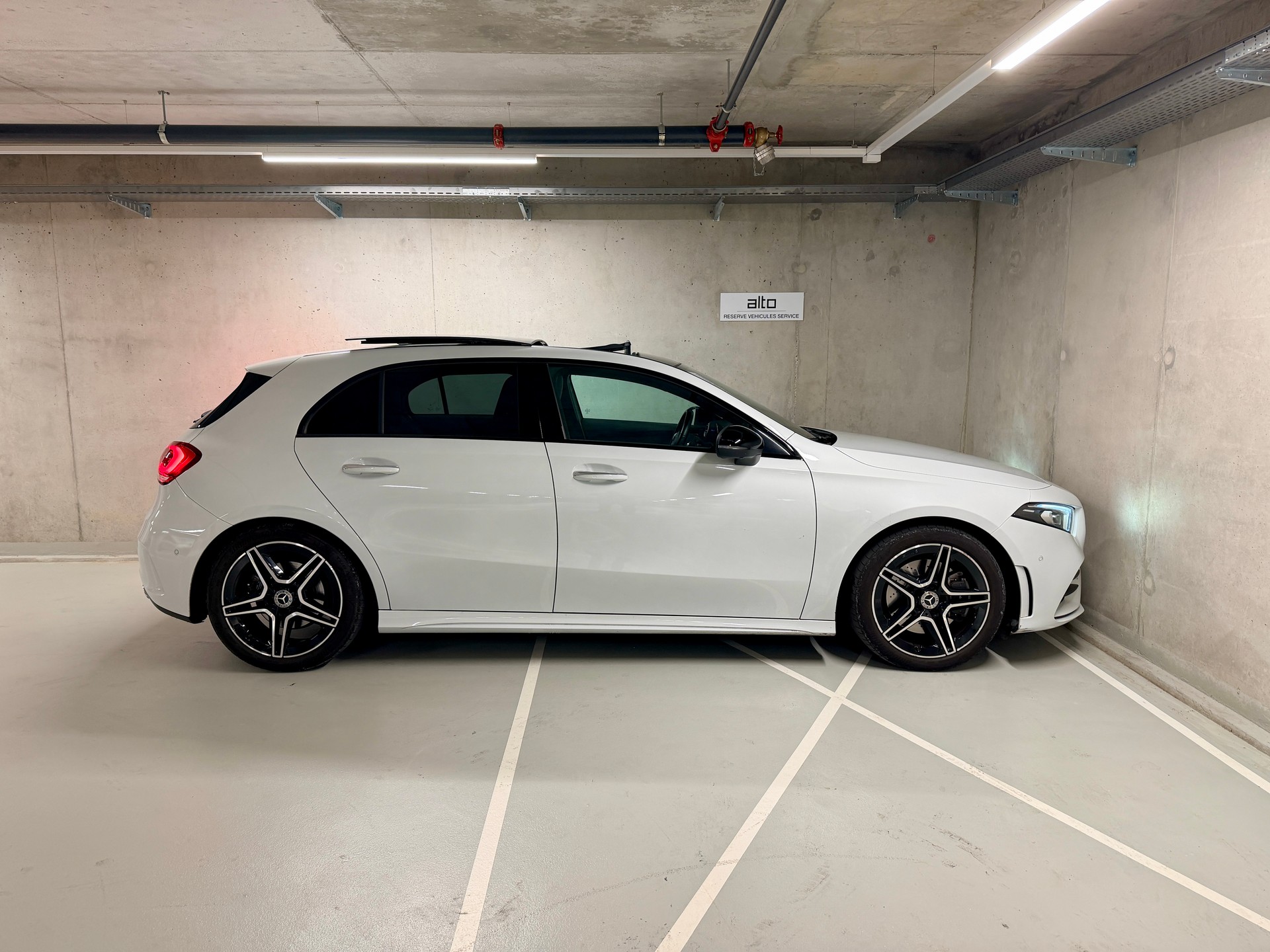 MERCEDES-BENZ A 220 AMG Line 7G-DCT 4Matic-image-5