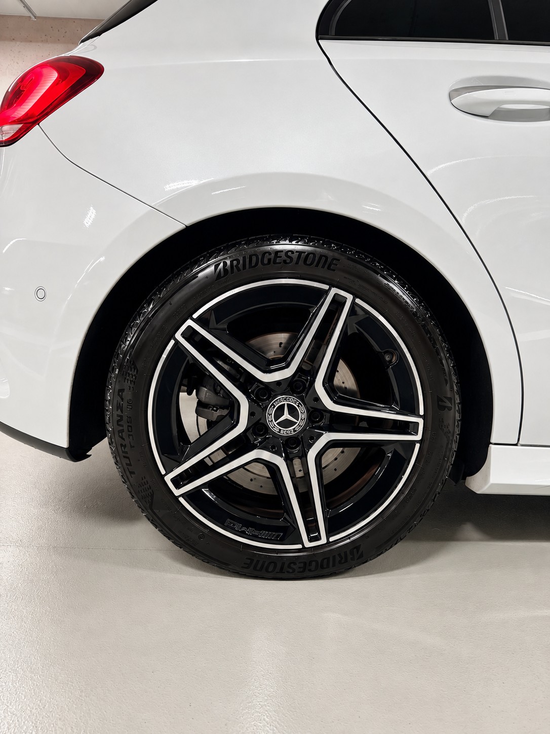 MERCEDES-BENZ A 220 AMG Line 7G-DCT 4Matic-image-24