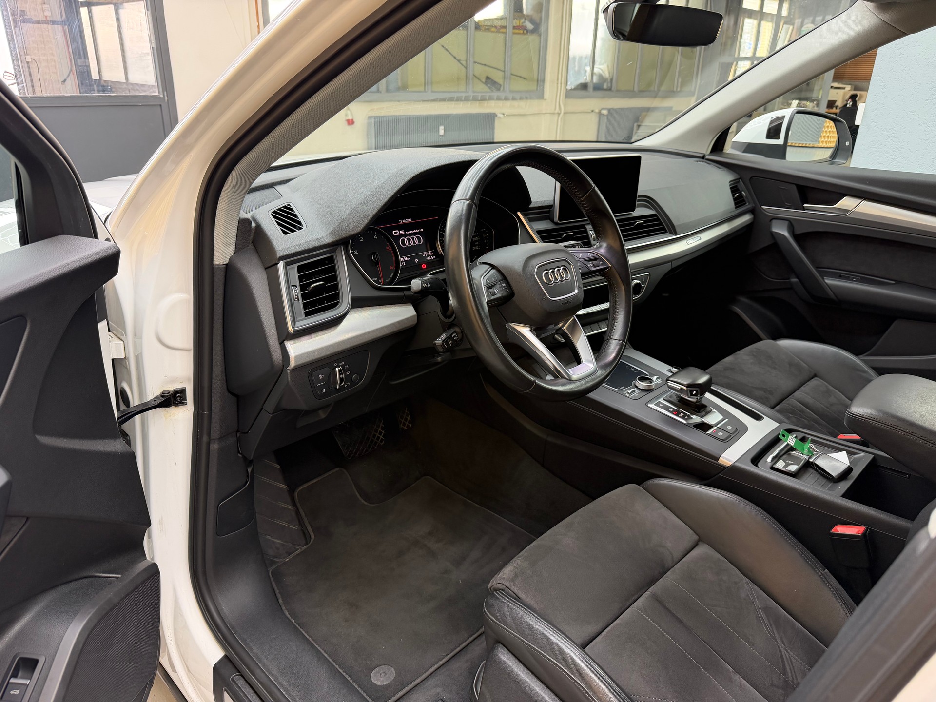 AUDI Q5 2.0 TDI design quattro S-tronic-image-6