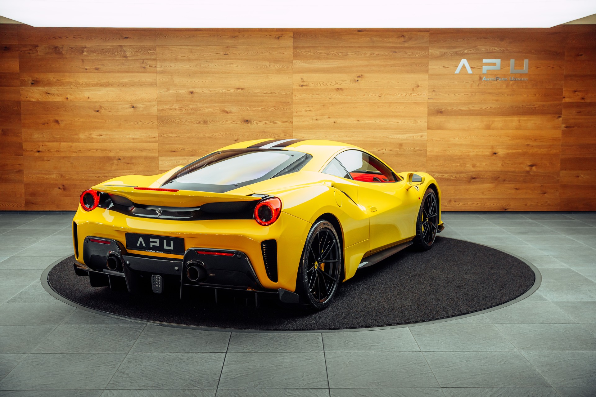 FERRARI 488 Pista Giallo Modena-image-1
