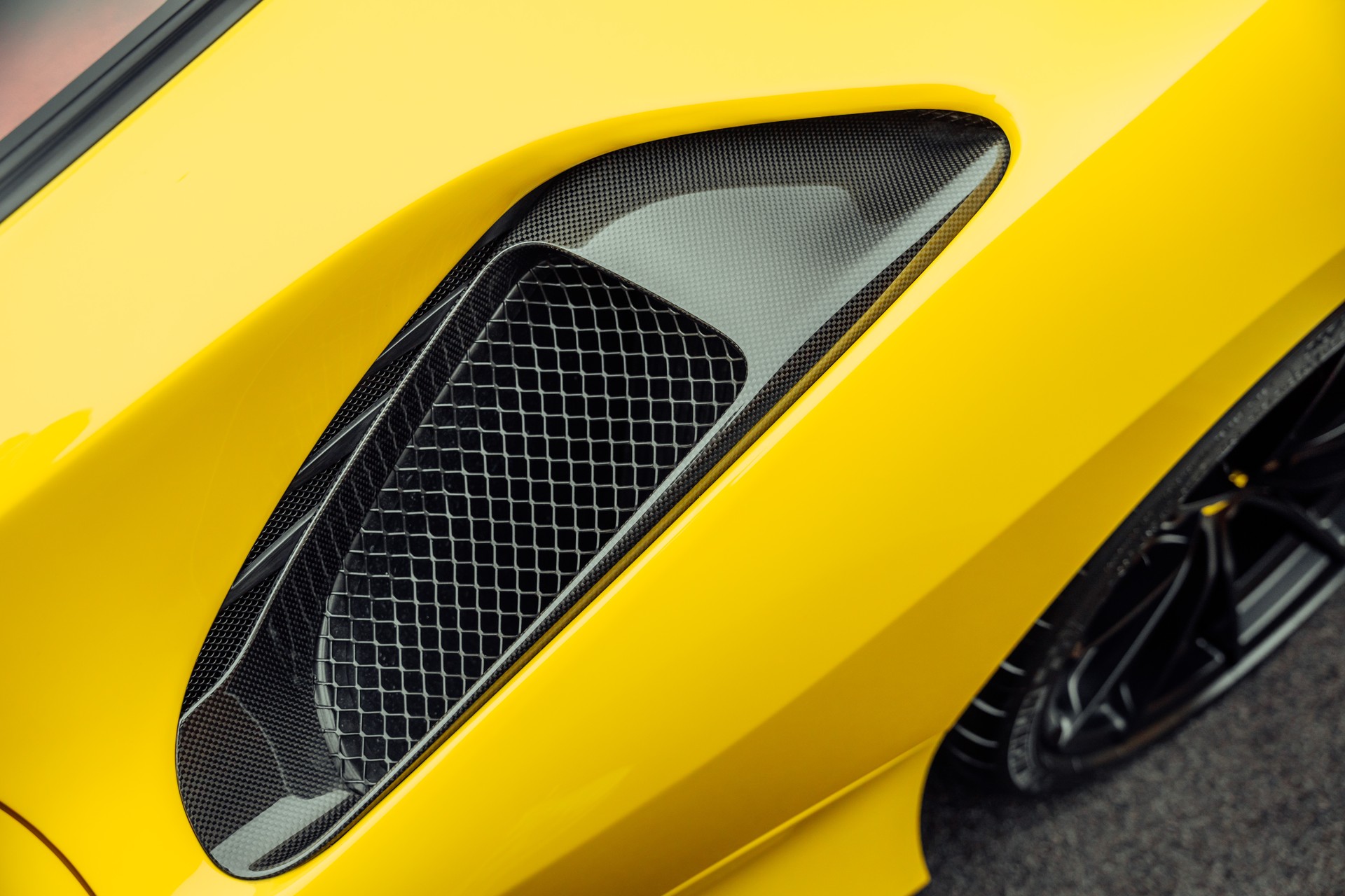 FERRARI 488 Pista Giallo Modena-image-18