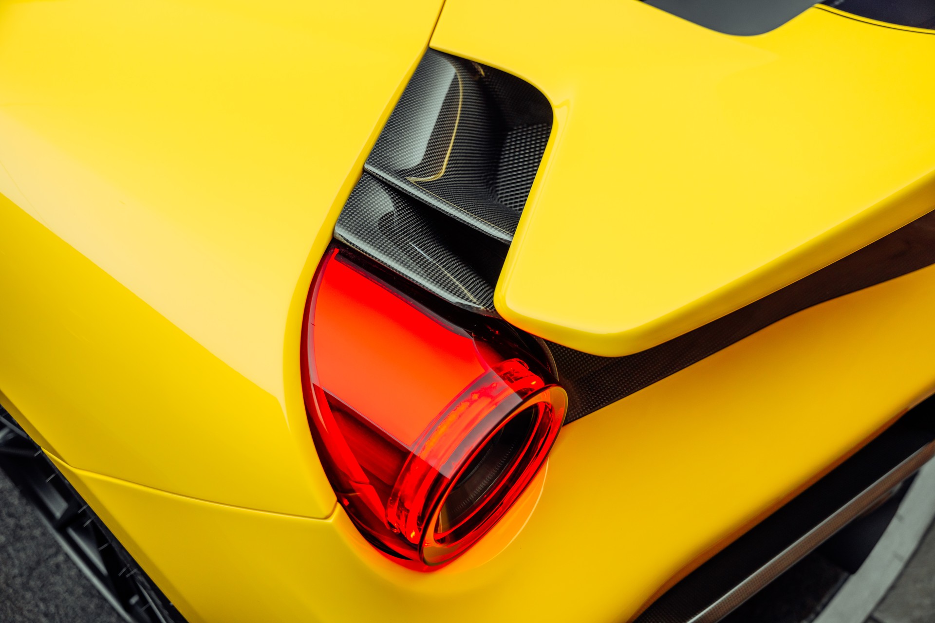 FERRARI 488 Pista Giallo Modena-image-19