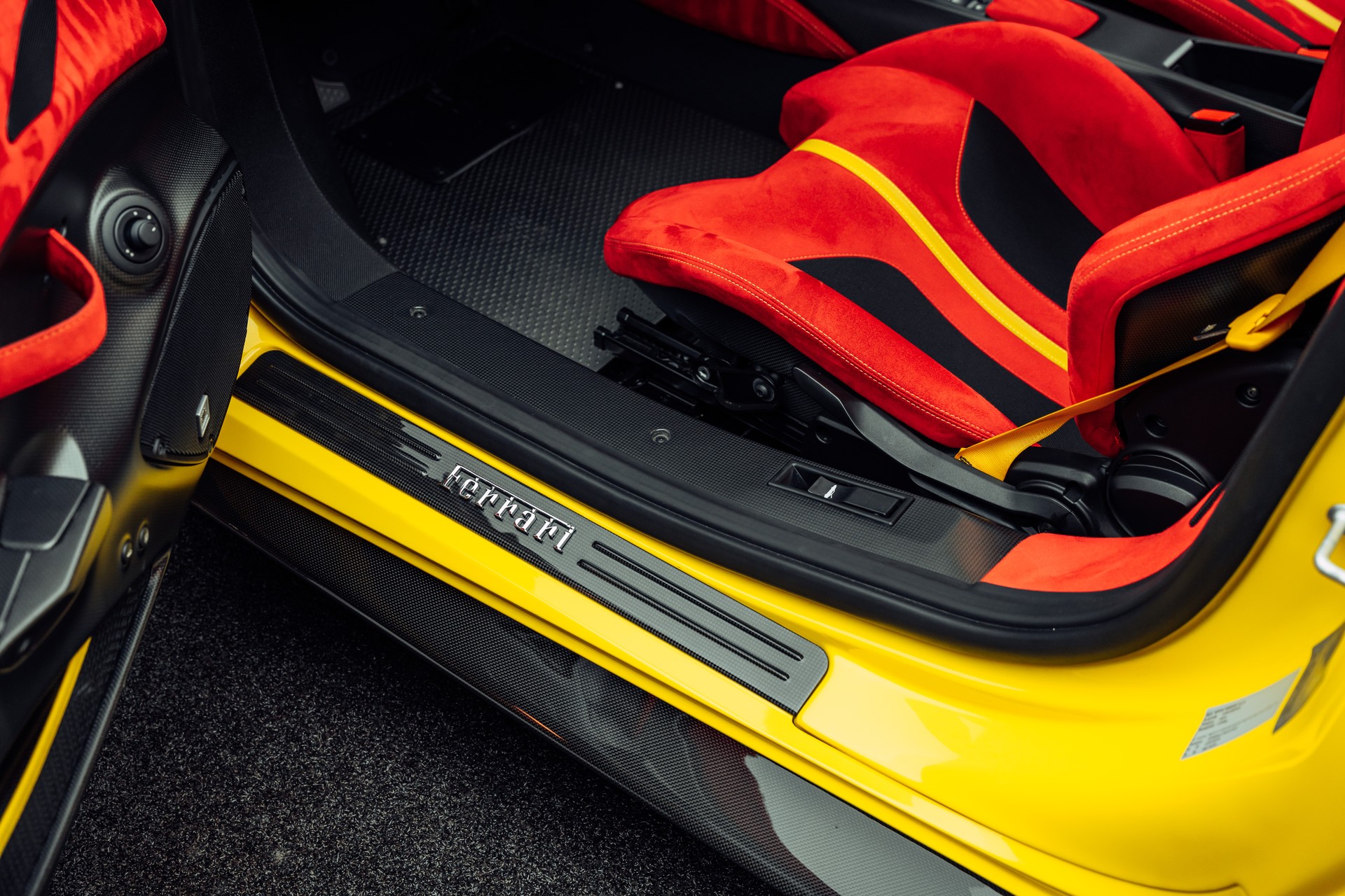 FERRARI 488 Pista Giallo Modena-image-14