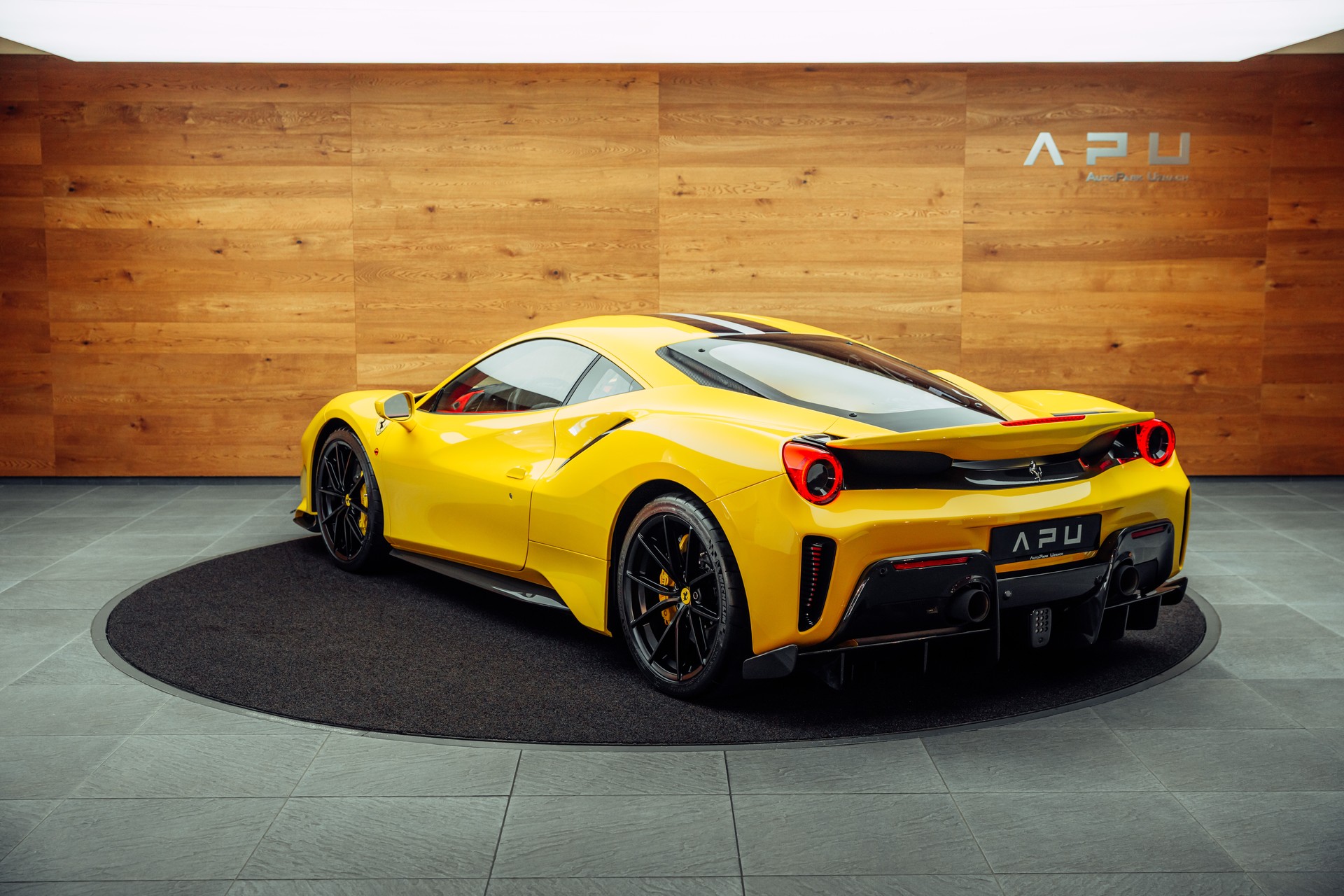 FERRARI 488 Pista Giallo Modena-image-2
