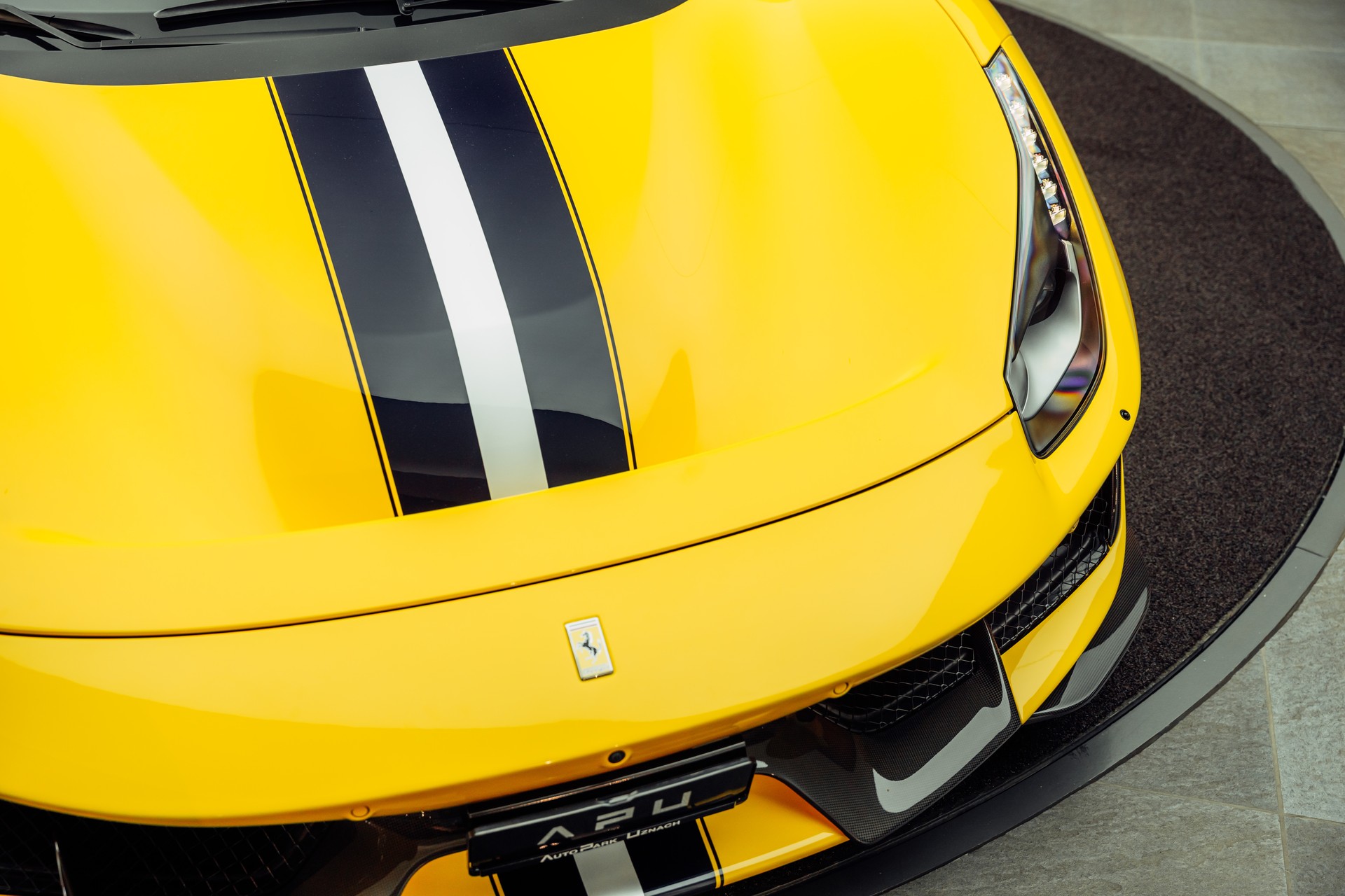FERRARI 488 Pista Giallo Modena-image-17