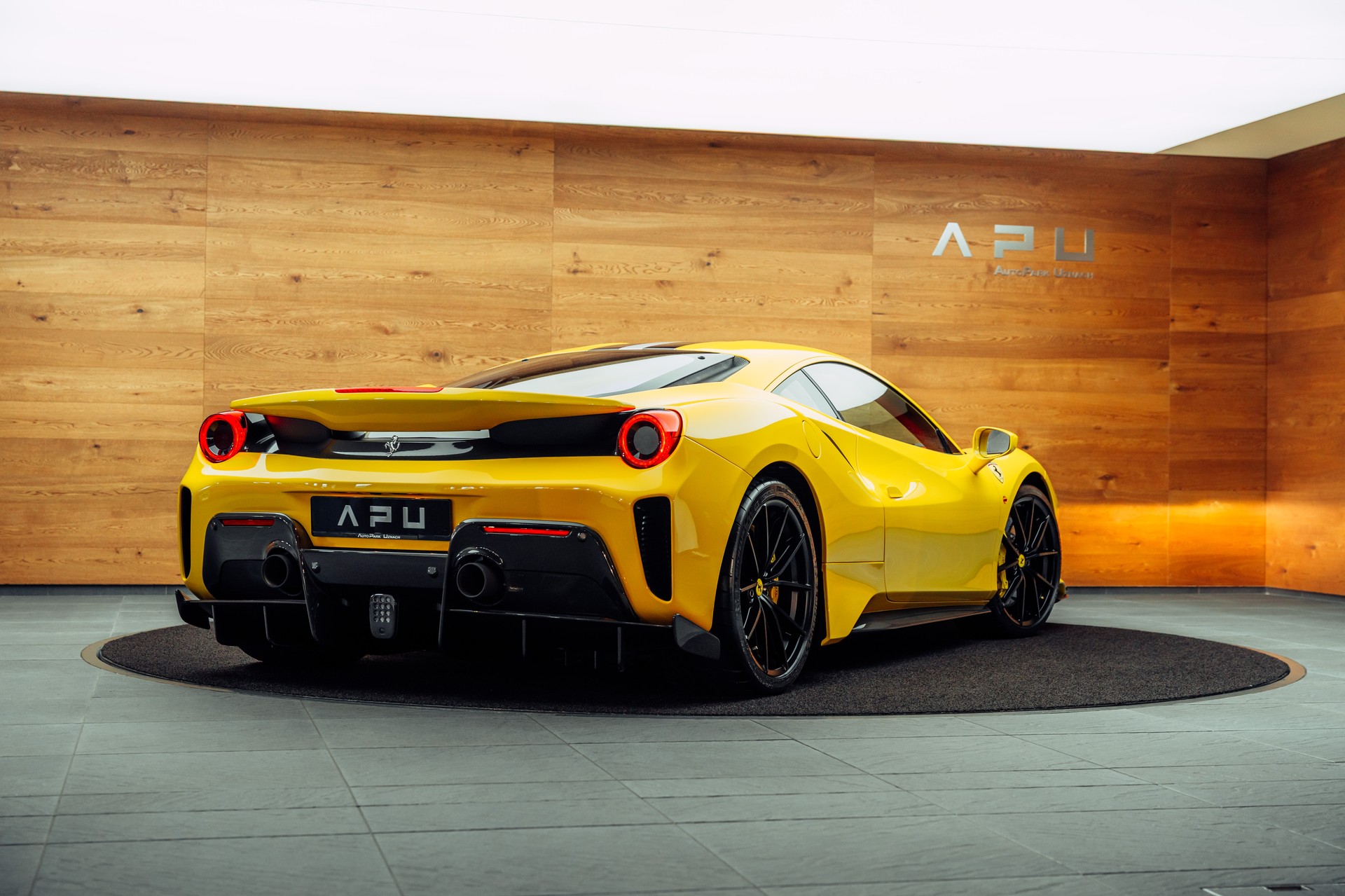 FERRARI 488 Pista Giallo Modena-image-26