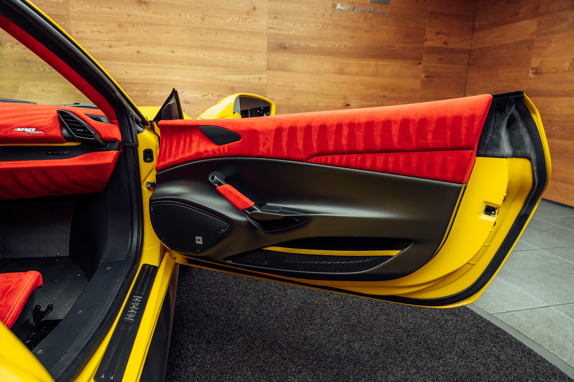 FERRARI 488 Pista Giallo Modena-image-11