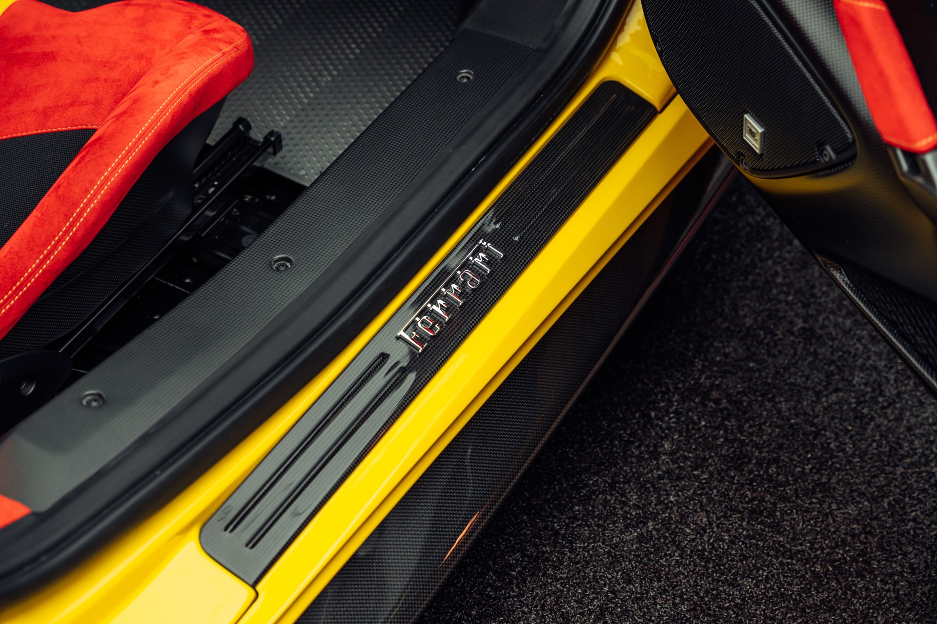 FERRARI 488 Pista Giallo Modena-image-9