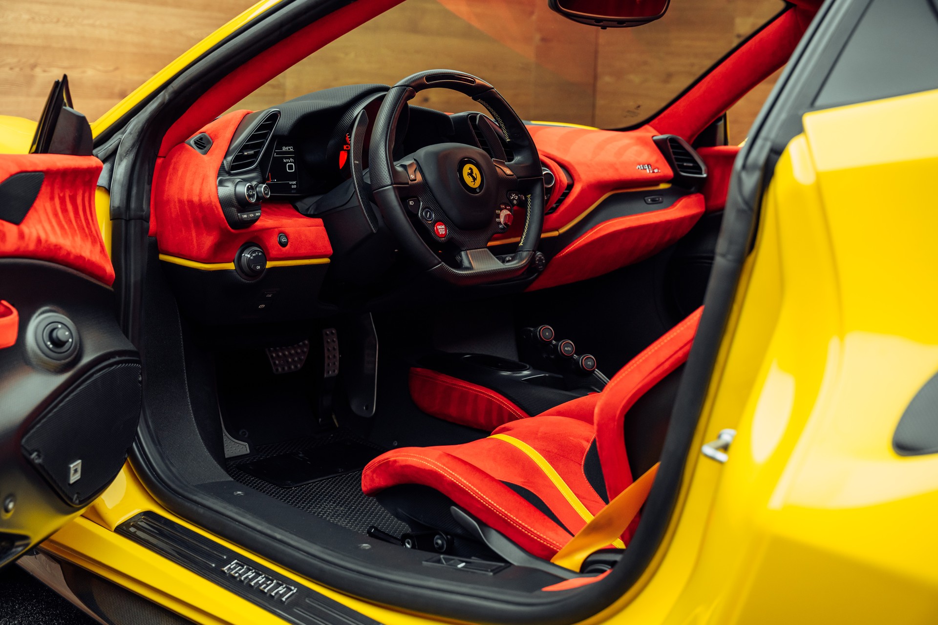 FERRARI 488 Pista Giallo Modena-image-13