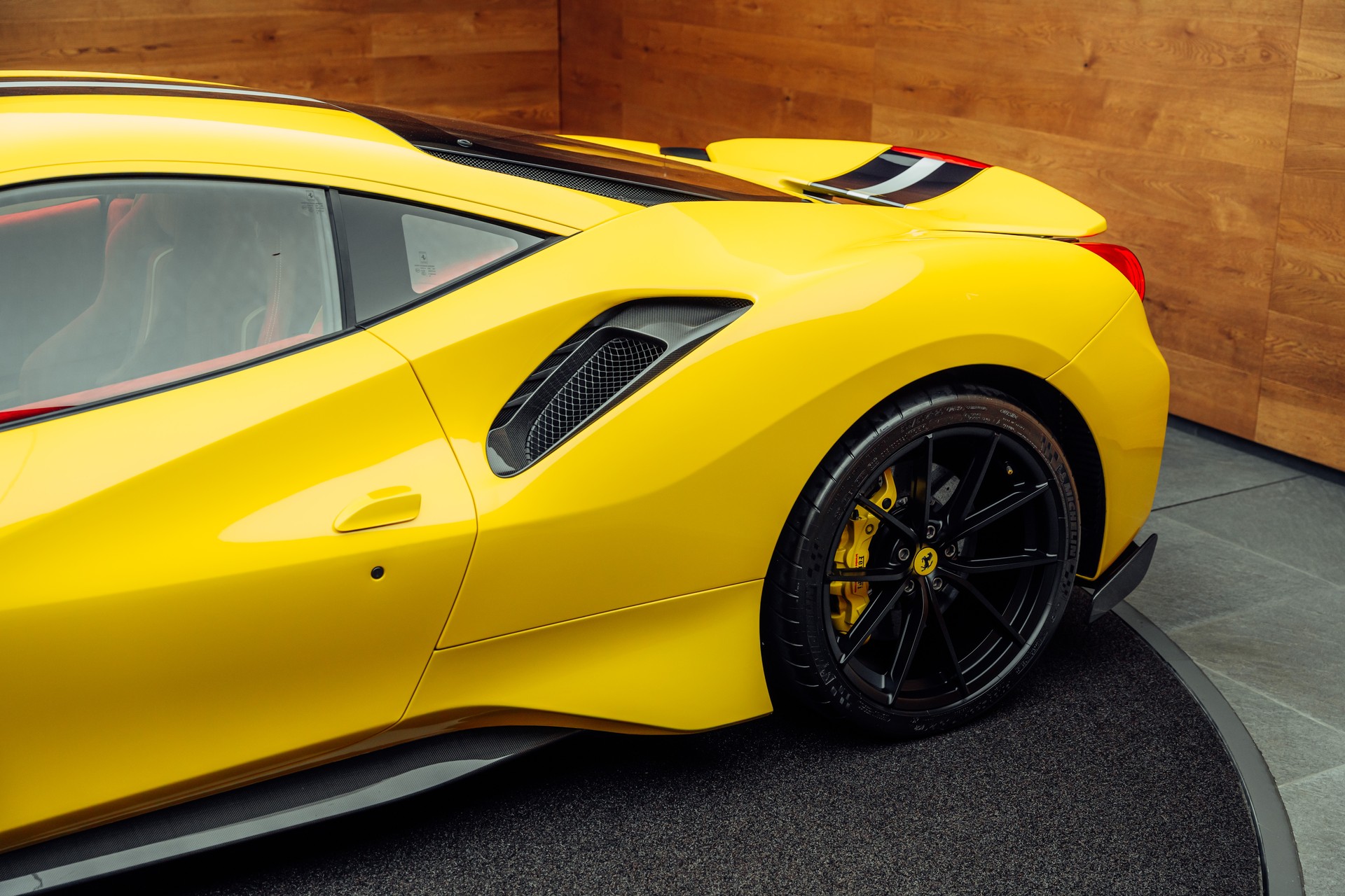 FERRARI 488 Pista Giallo Modena-image-16