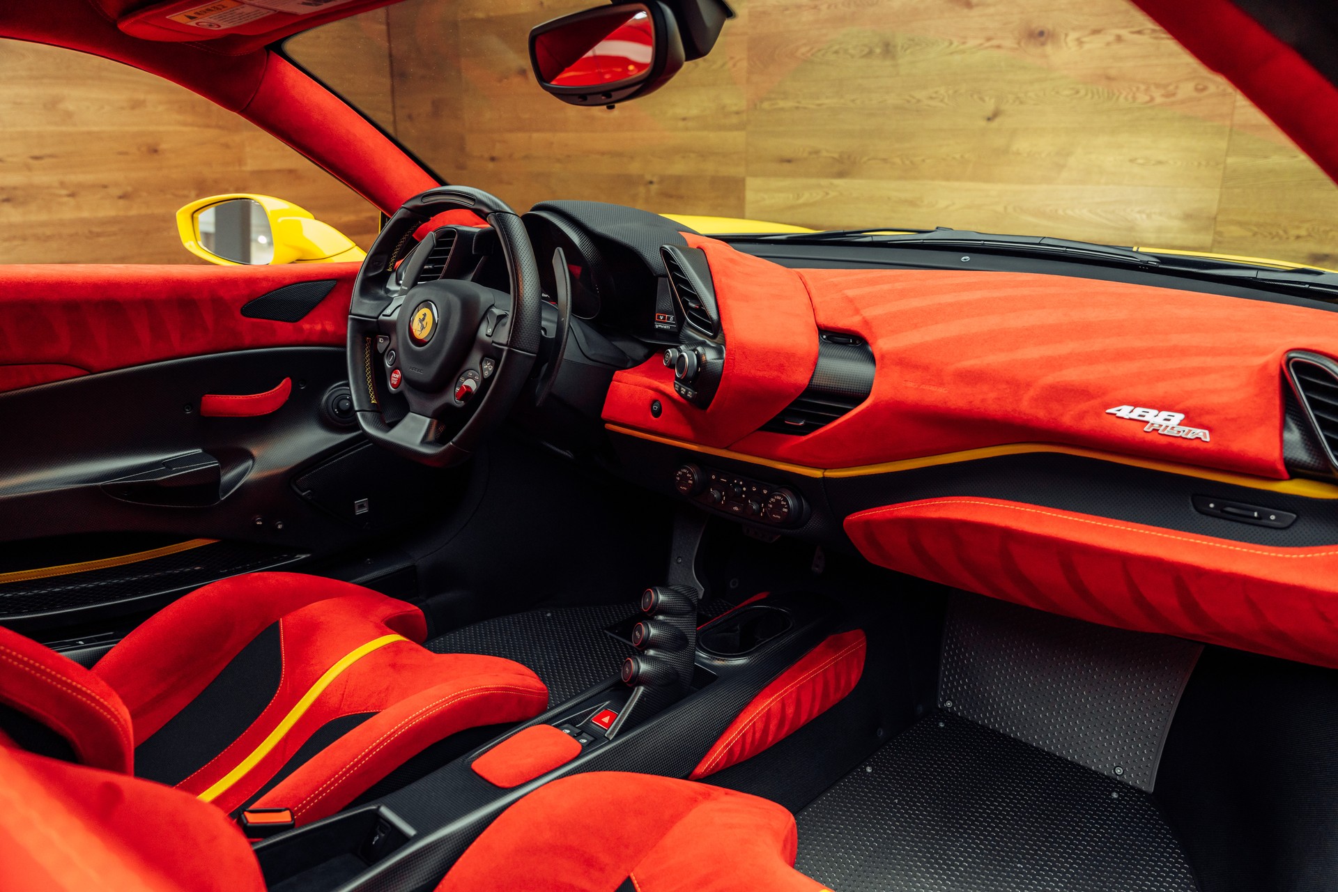FERRARI 488 Pista Giallo Modena-image-4