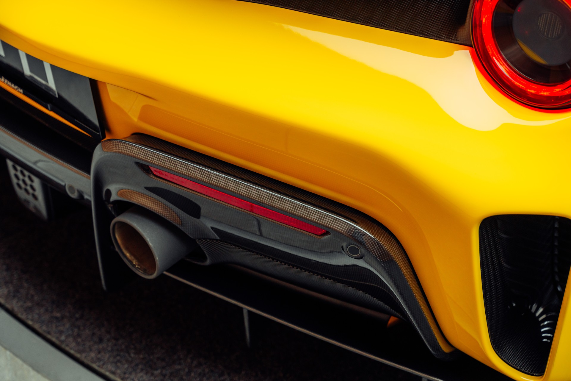 FERRARI 488 Pista Giallo Modena-image-23