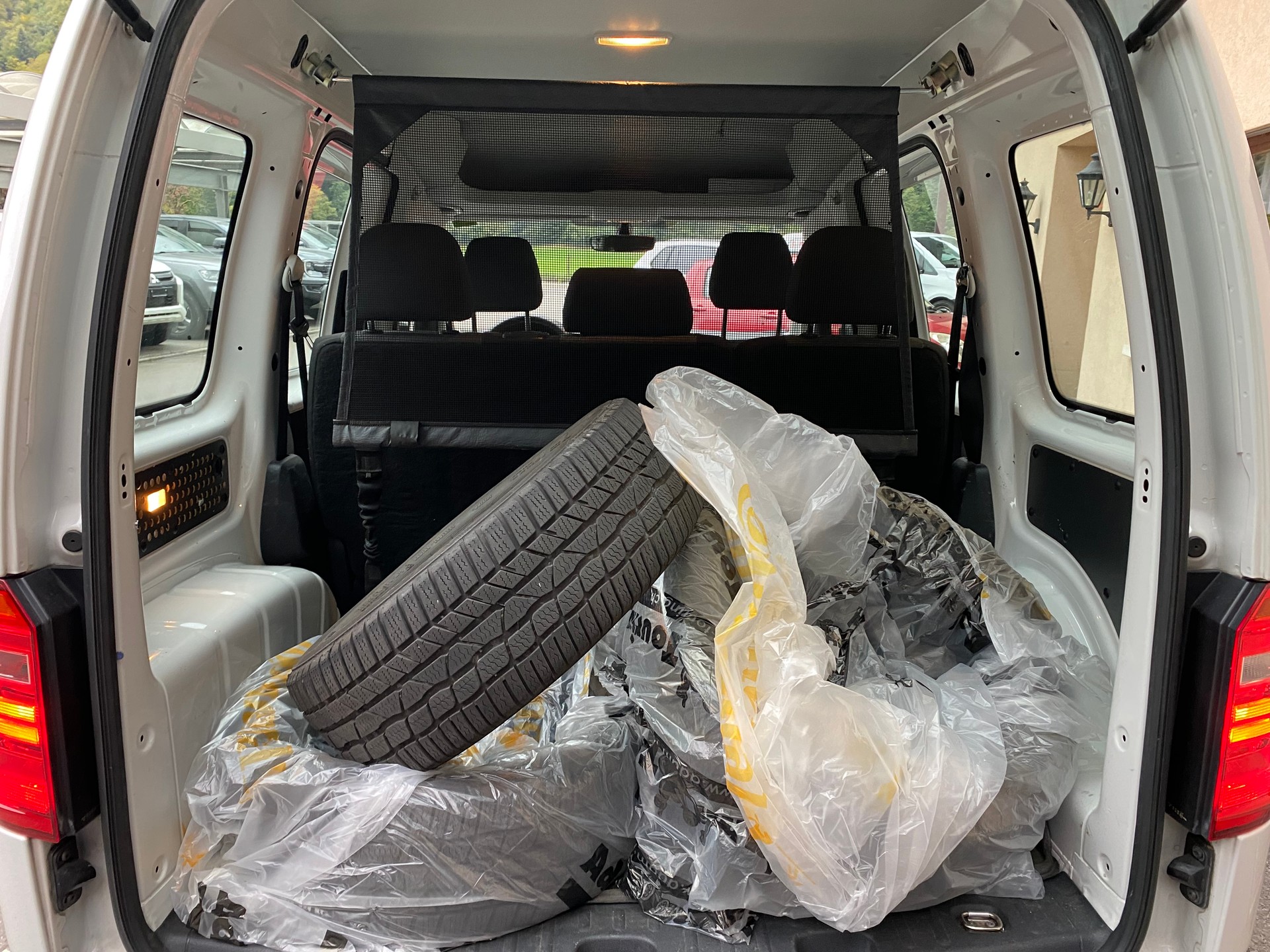 VW Caddy 2.0TDI 4Motion BlueMotion Technology-image-8