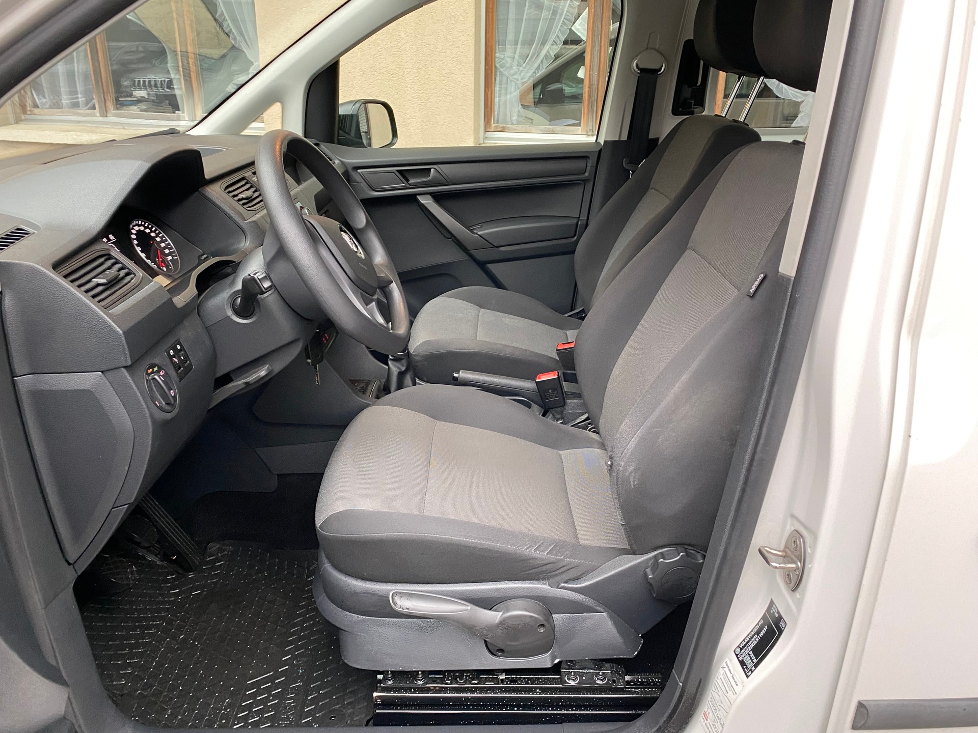 VW Caddy 2.0TDI 4Motion BlueMotion Technology-image-2