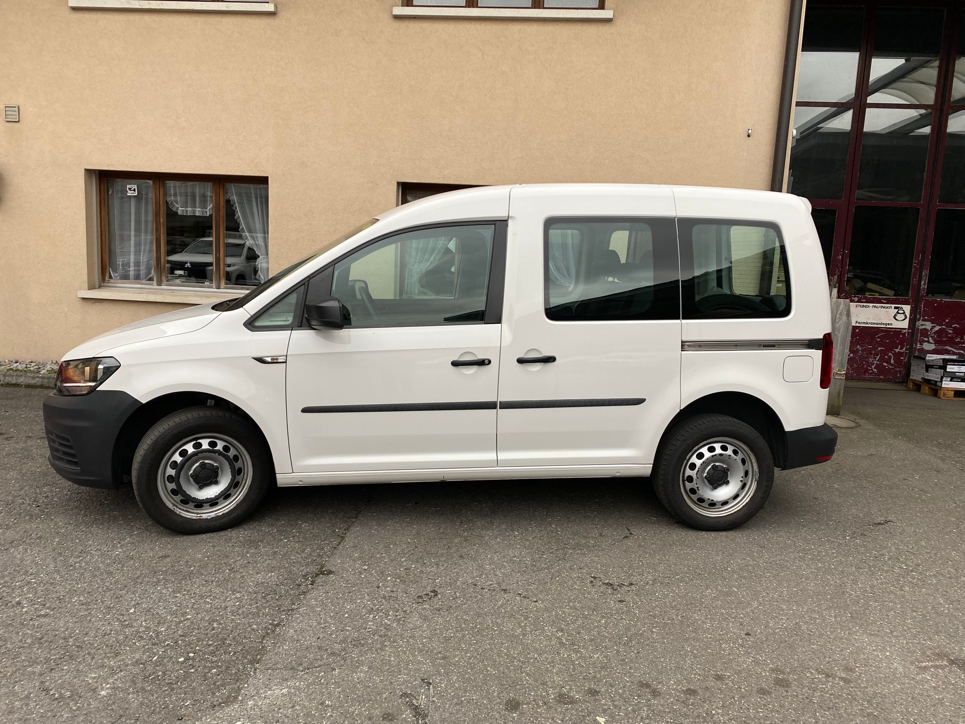 VW Caddy 2.0TDI 4Motion BlueMotion Technology-image-9