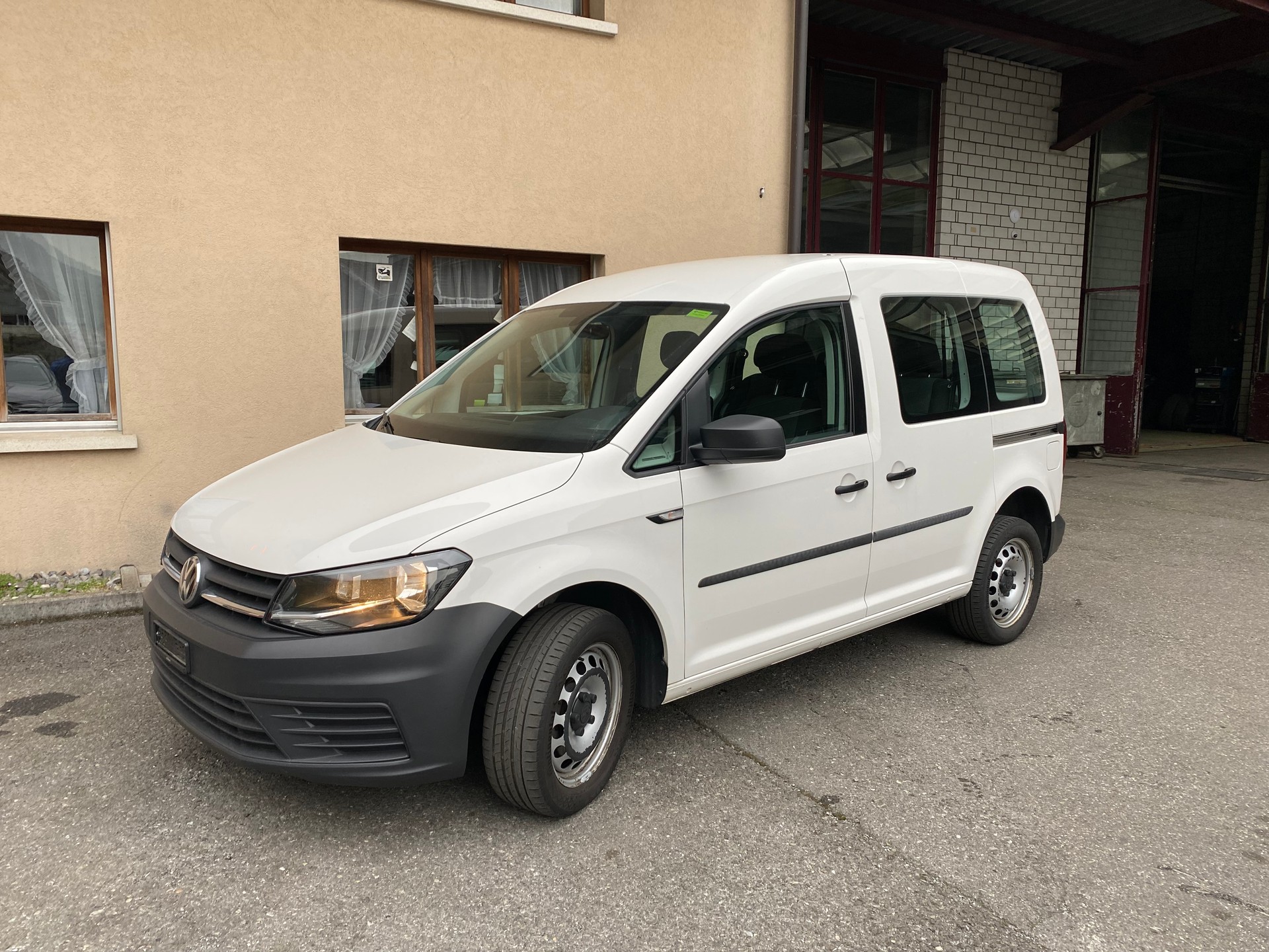 VW Caddy 2.0TDI 4Motion BlueMotion Technology-image-10
