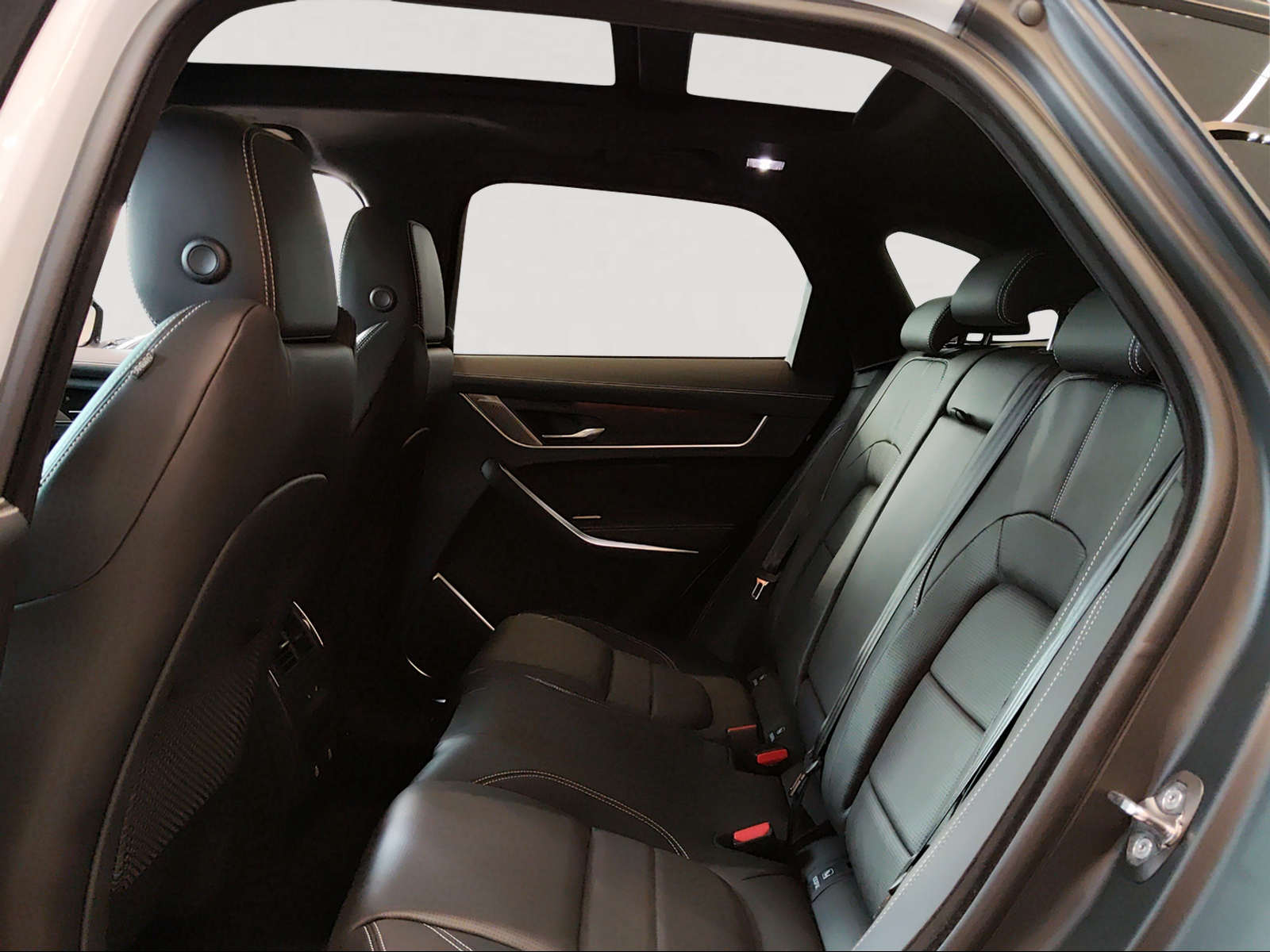 JAGUAR F-Pace 3.0 P400 Sport MHEV AWD-image-9